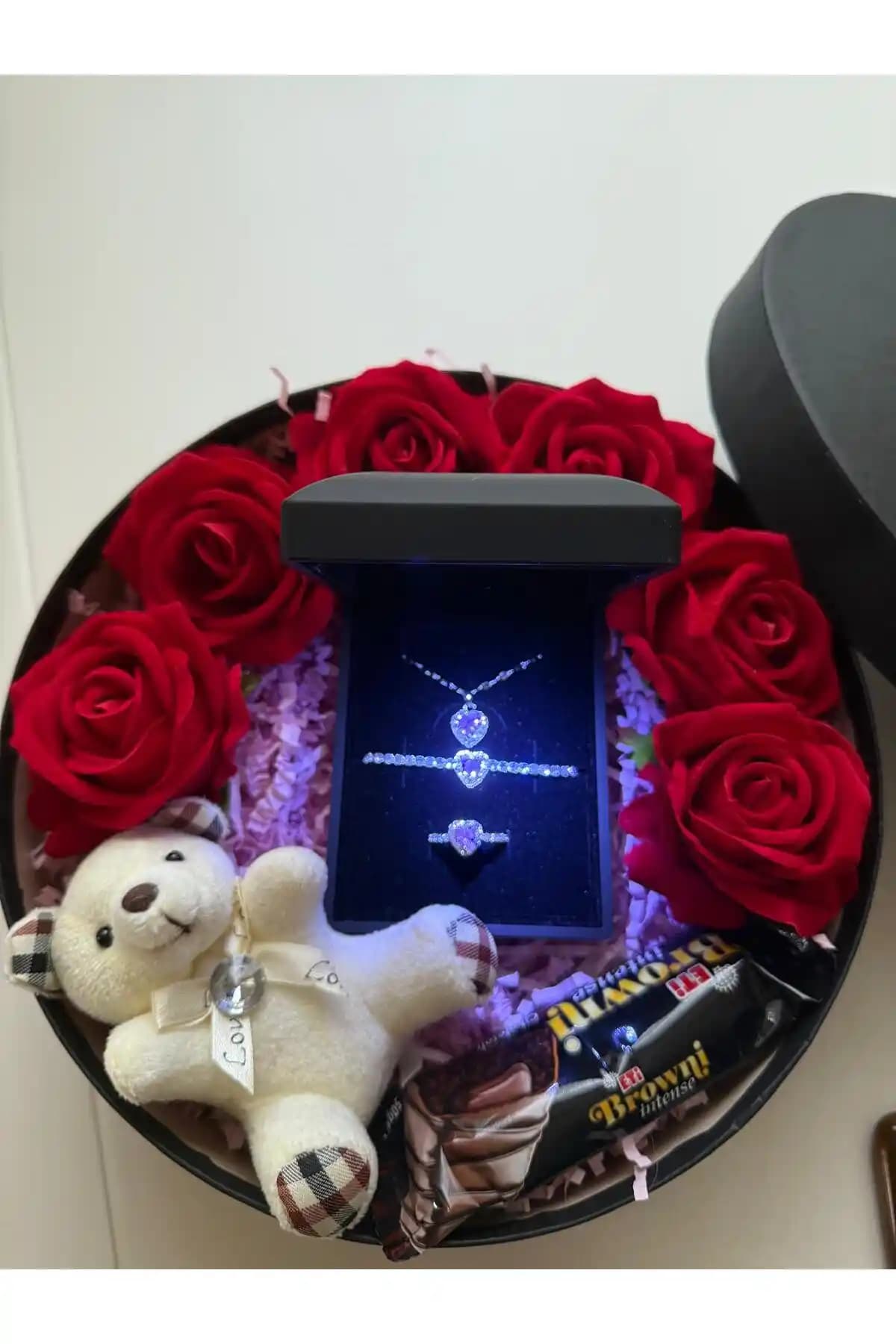 HKN AVM Kırmızı Gül Temalı Işıklı Kutuda Bileklik ve Kalpli Kolye Seti