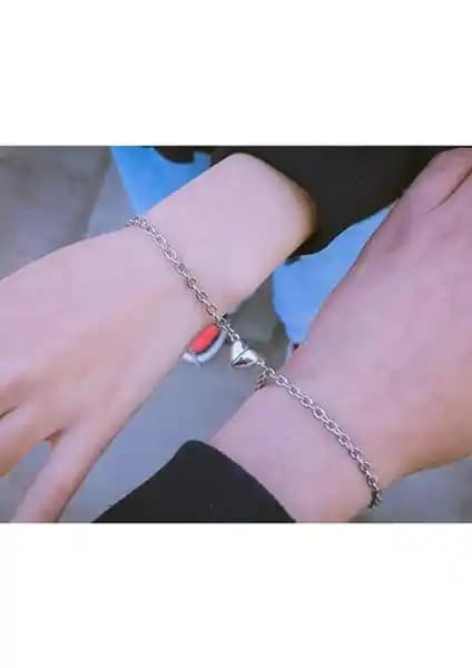 Sevgili ve Unisex Bileklikleri Karşılaştırması: Malzeme, Tasarım ve Dayanıklılık Analizi