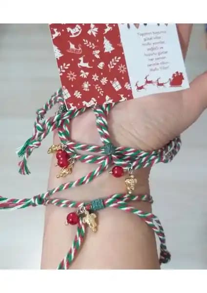 Yılbaşı Temalı Renkli Takı Koleksiyonu Beş Adet Kırmızı Yeşil ve Beyaz Marteniçka Bileklik