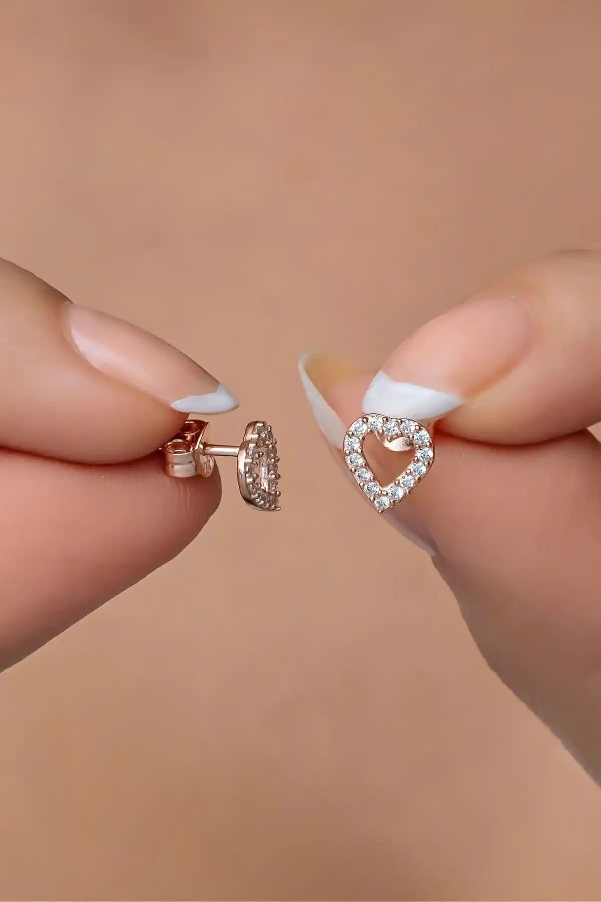 925 Ayar Gümüş Rose Minik Kalp Küpe Zarif ve Şık Tasarımıyla Günlük ve Özel Kullanım İçin