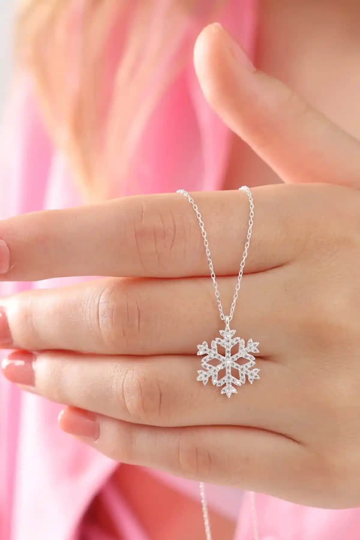 925 Ayar Gümüş Zincirli Beyaz Taşlı Kar Tanesi Kolye Özellikleri ve Tasarımı