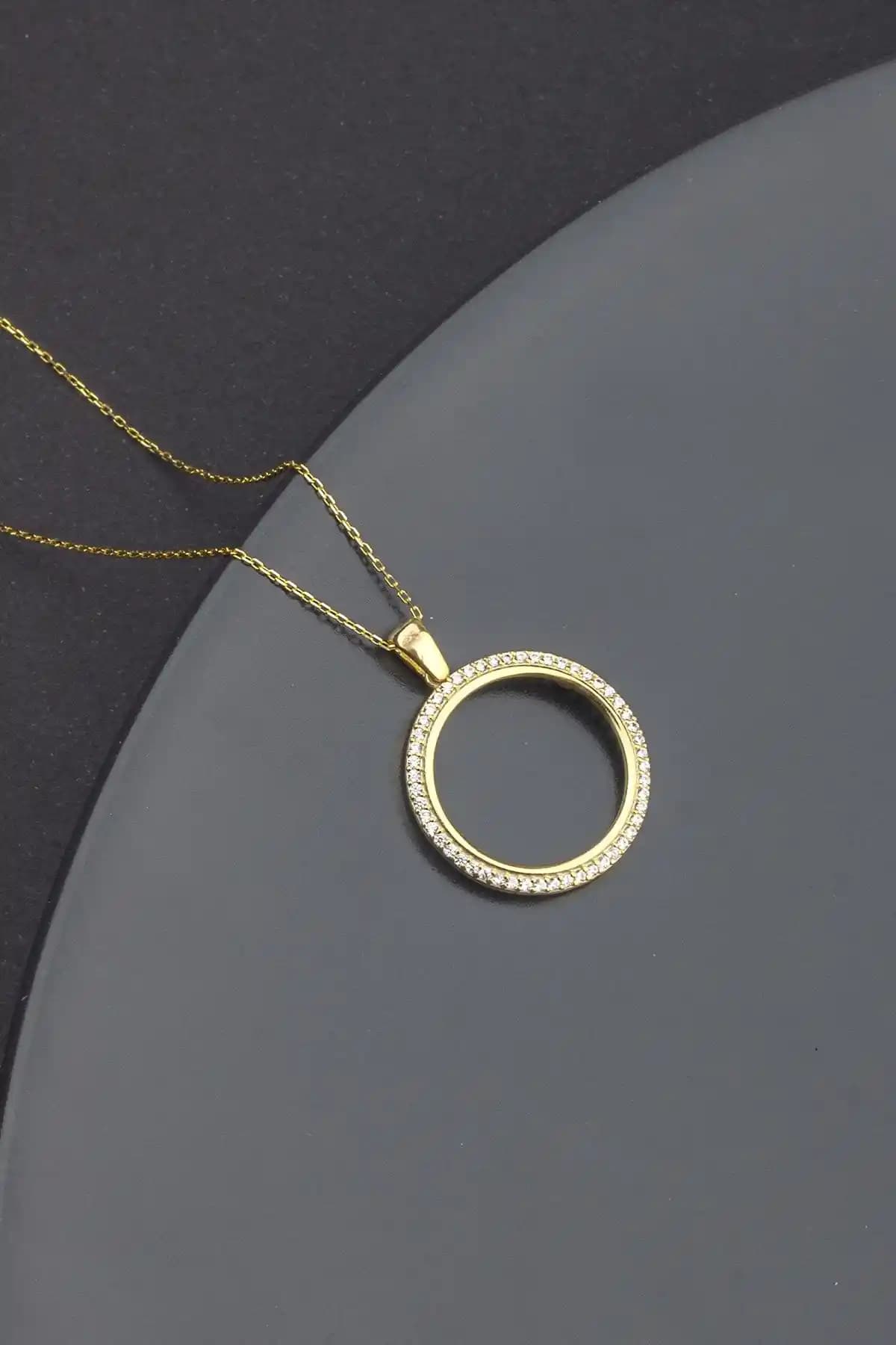 925 Ayar Gümüş Zirkon Taşlı Çerçeveli Çeyreklik Kolye Modern ve Klasik Şıklık Sunar