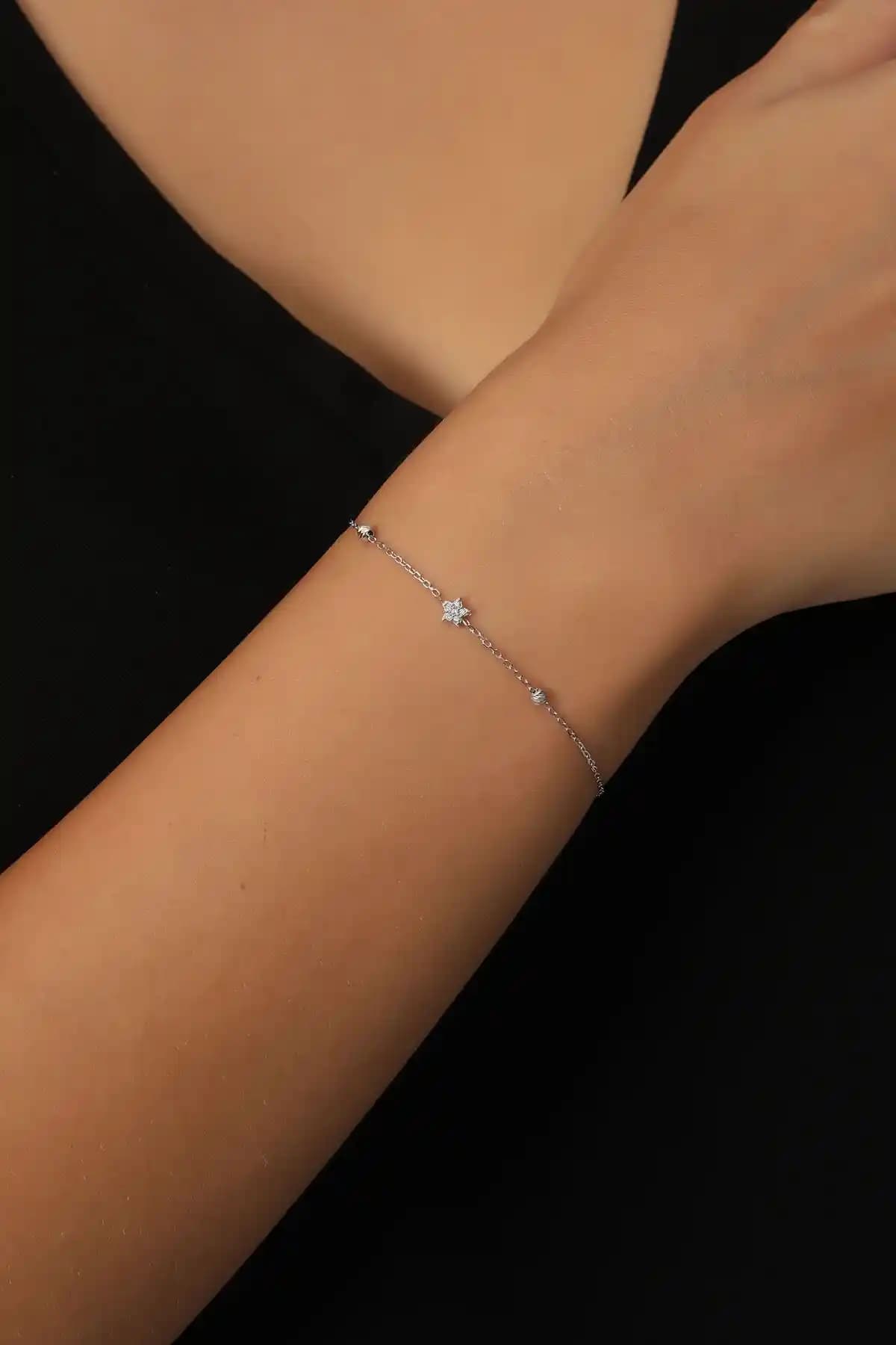 925 Ayar Gümüş Zirkon Taşlı Dorissa Modeli Bileklik Modern ve Şık Tasarım