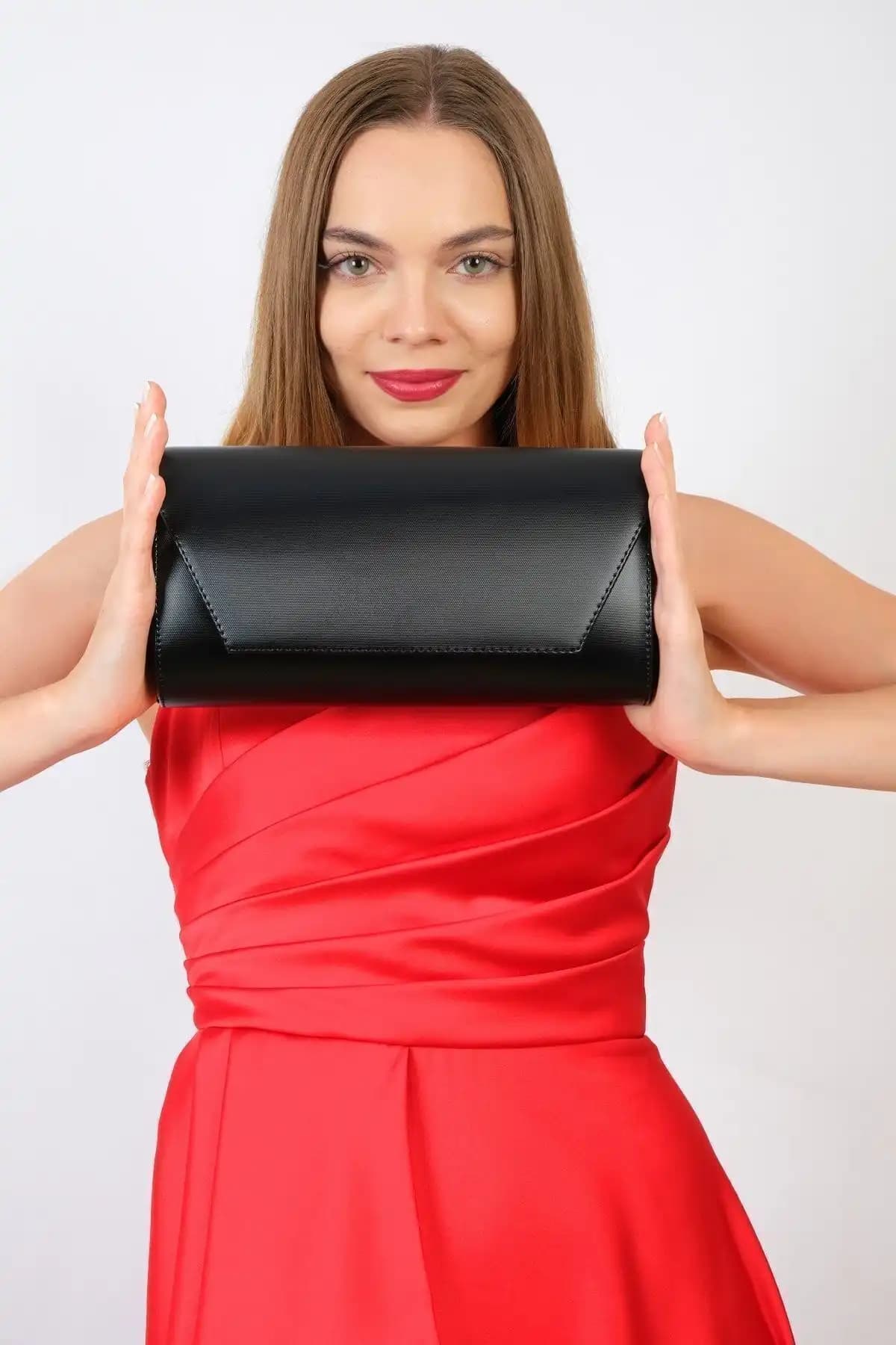 Abiye ve Kumaş Clutch Çantaların Karşılaştırması: Hangi Model Size Daha Uygun 2