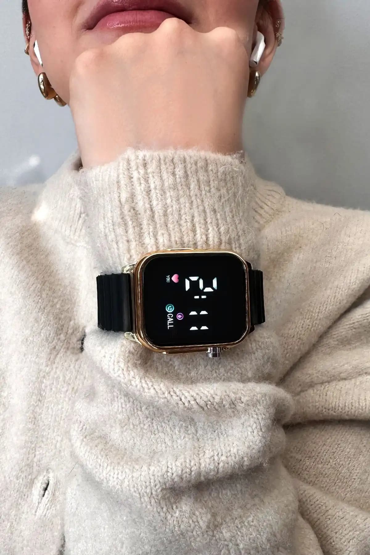 Aqua Di Polo 1987 Gold ve İSTLİV Kadın Led Kol Saatleri Karşılaştırması 1
