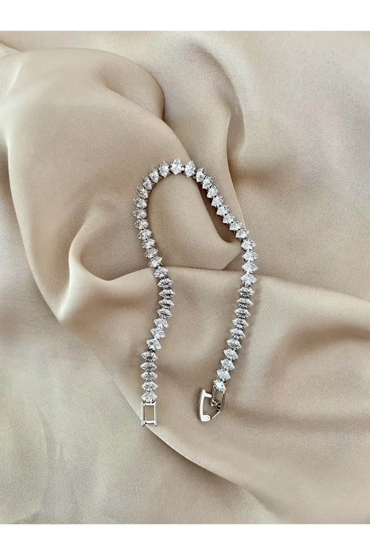 Aqua Su Yolu Gümüş Renk Kararma Yapmayan Bileklik - Şıklık ve Dayanıklılık Sunar