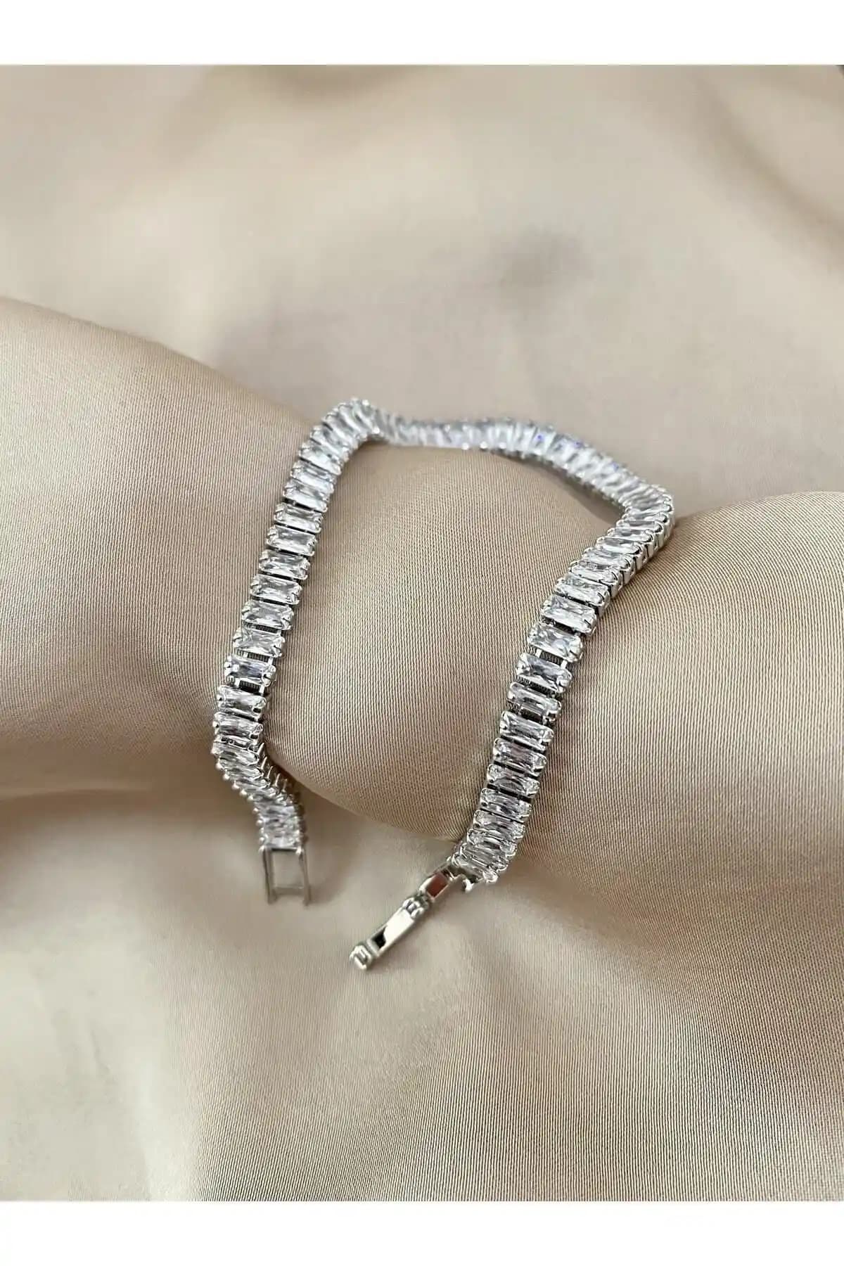 Aqua Su Yolu ve Ladidaa Zirkon Bileklik Karşılaştırması: Hangi Model Daha Uygun