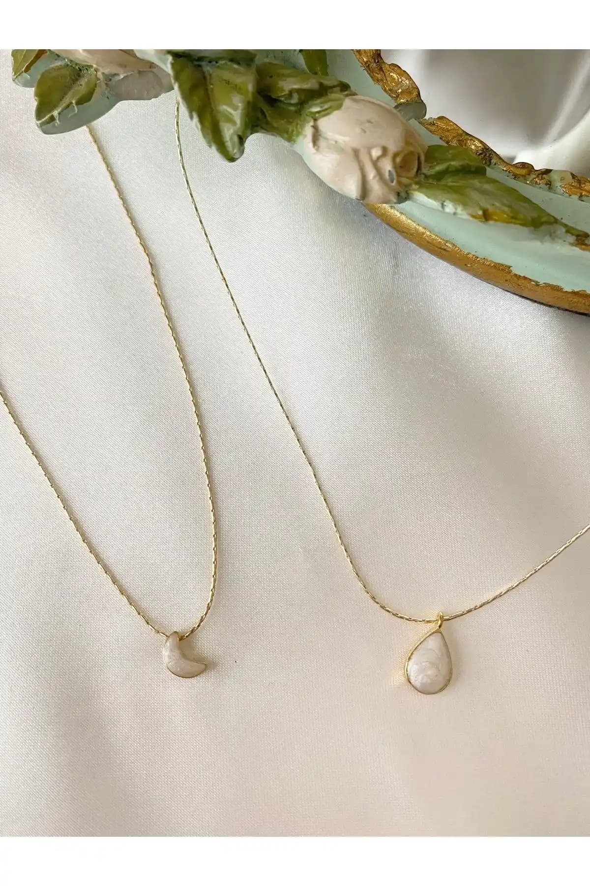 Asia by Leuvoié Koleksiyonları: Doğal Sedefli Hilal ve Minimal Kalp İstiridye Kolye Setleri