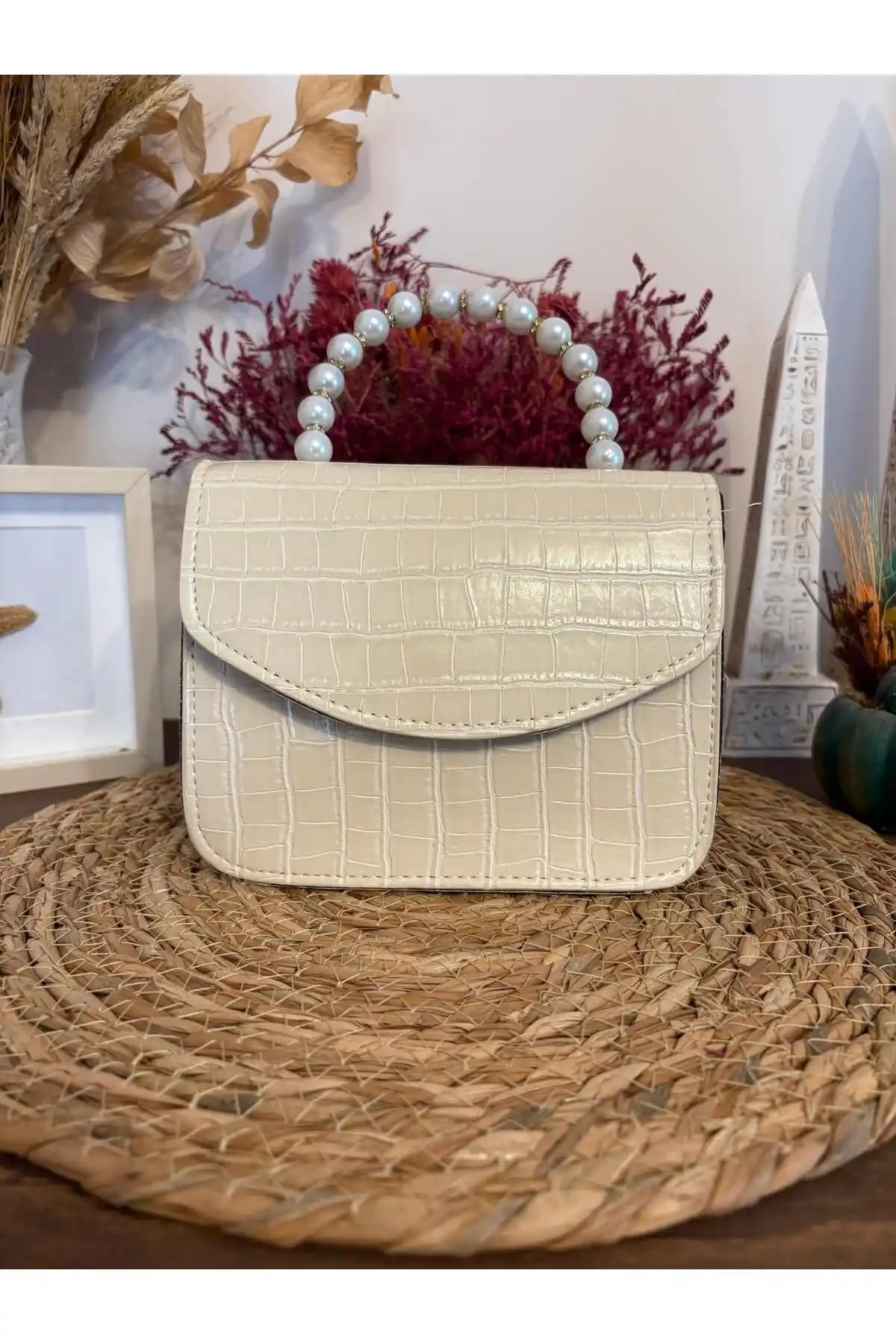 ASNUR BUTİK Kadın Çanta Karşılaştırması: Siyah ve Krem Renkli Modellerin Özellikleri ve Kullanıcı Yorumları