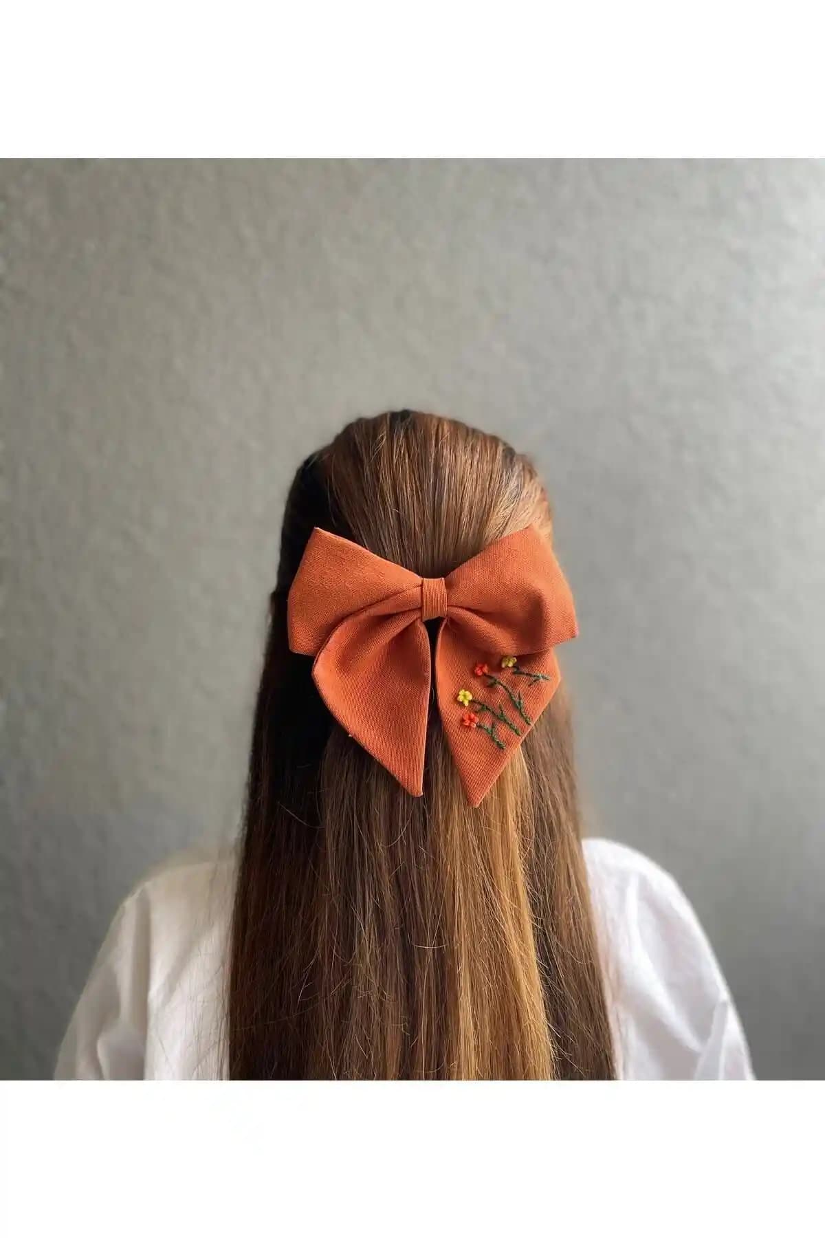 Asyakuş Kiremit Nakışlı Fiyonk Otomatik Toka ile Şıklık ve Pratiklik Bir Arada