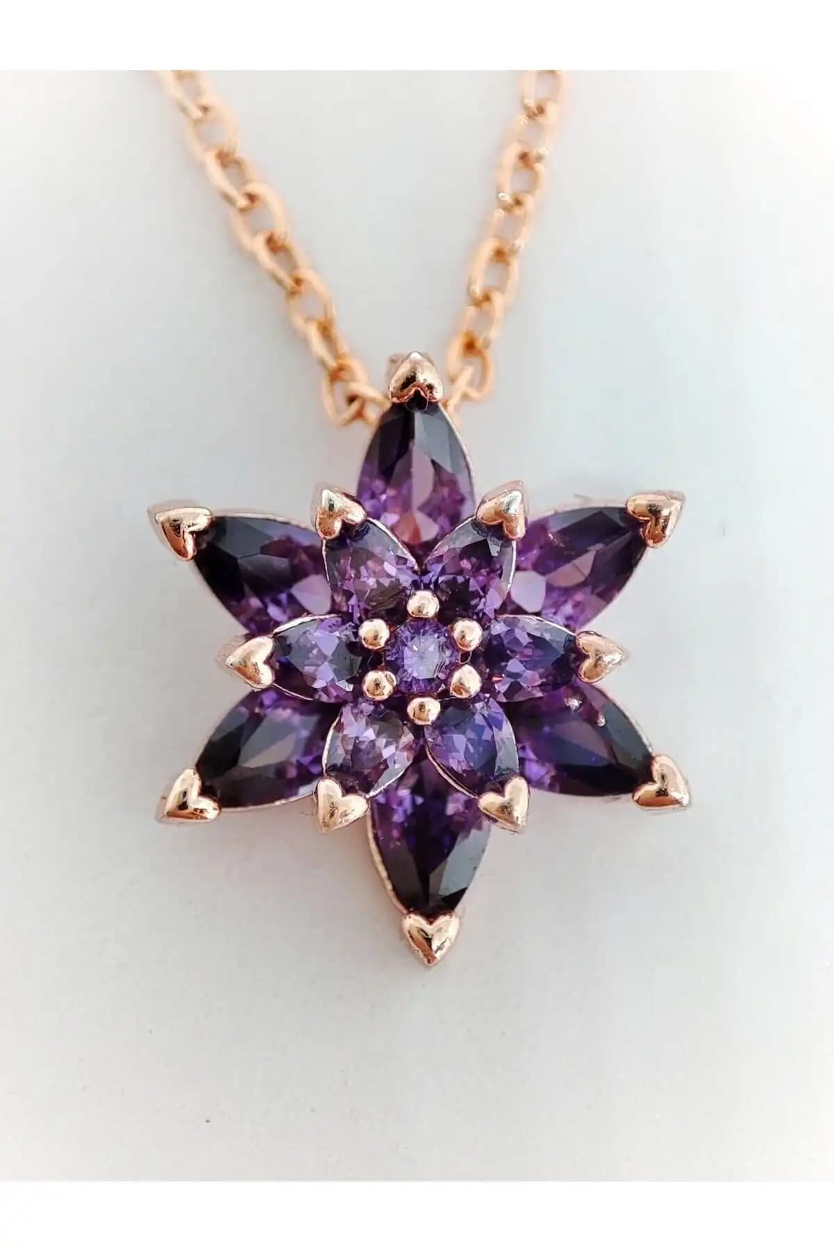 Aurora Jewelry ve Ervanur Lotus Çiçeği Kolyesi Karşılaştırması: Hangi Ürün Daha Uygun 1