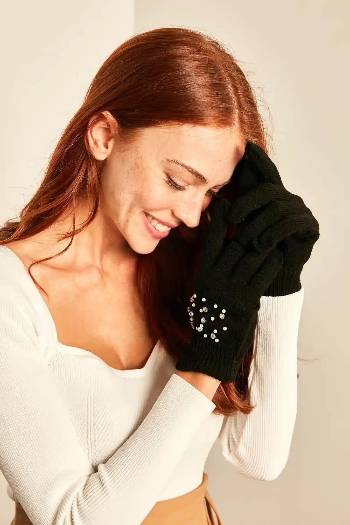 Axesoire 12984-5 Siyah Taşlı Eldiven: Şıklık ve Fonksiyonellik Bir Arada