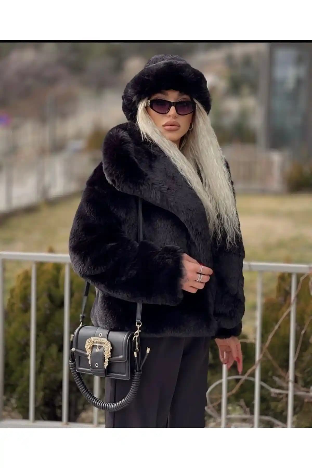 Axesoire Peluş Siyah Kalpak Şapka - Şıklık ve Konforun Modern Buluşması