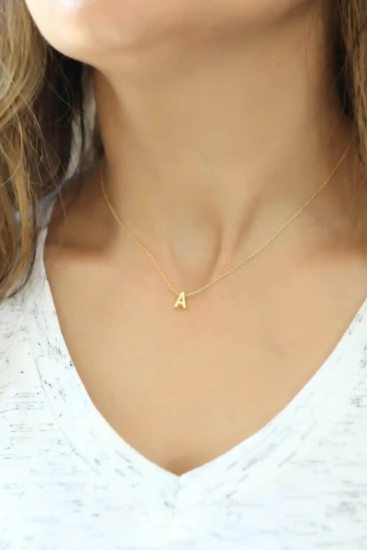 Azuris ve Elika Gümüş Kolye Karşılaştırması: Tasarım ve Özellikler Analizi