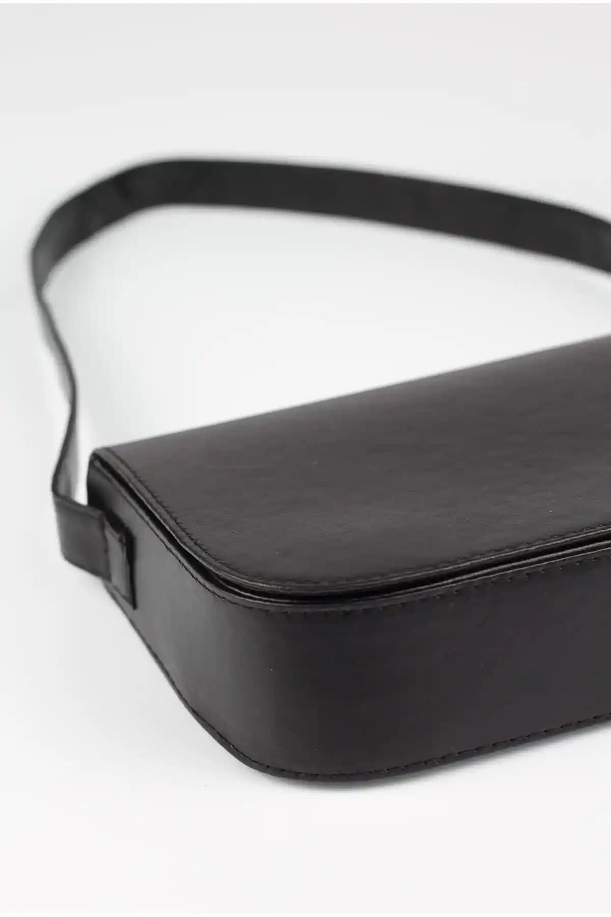 Babi West Lizzabel Kadın Siyah Kapaklı Baget Çanta Şıklık ve Fonksiyonellik Sunar