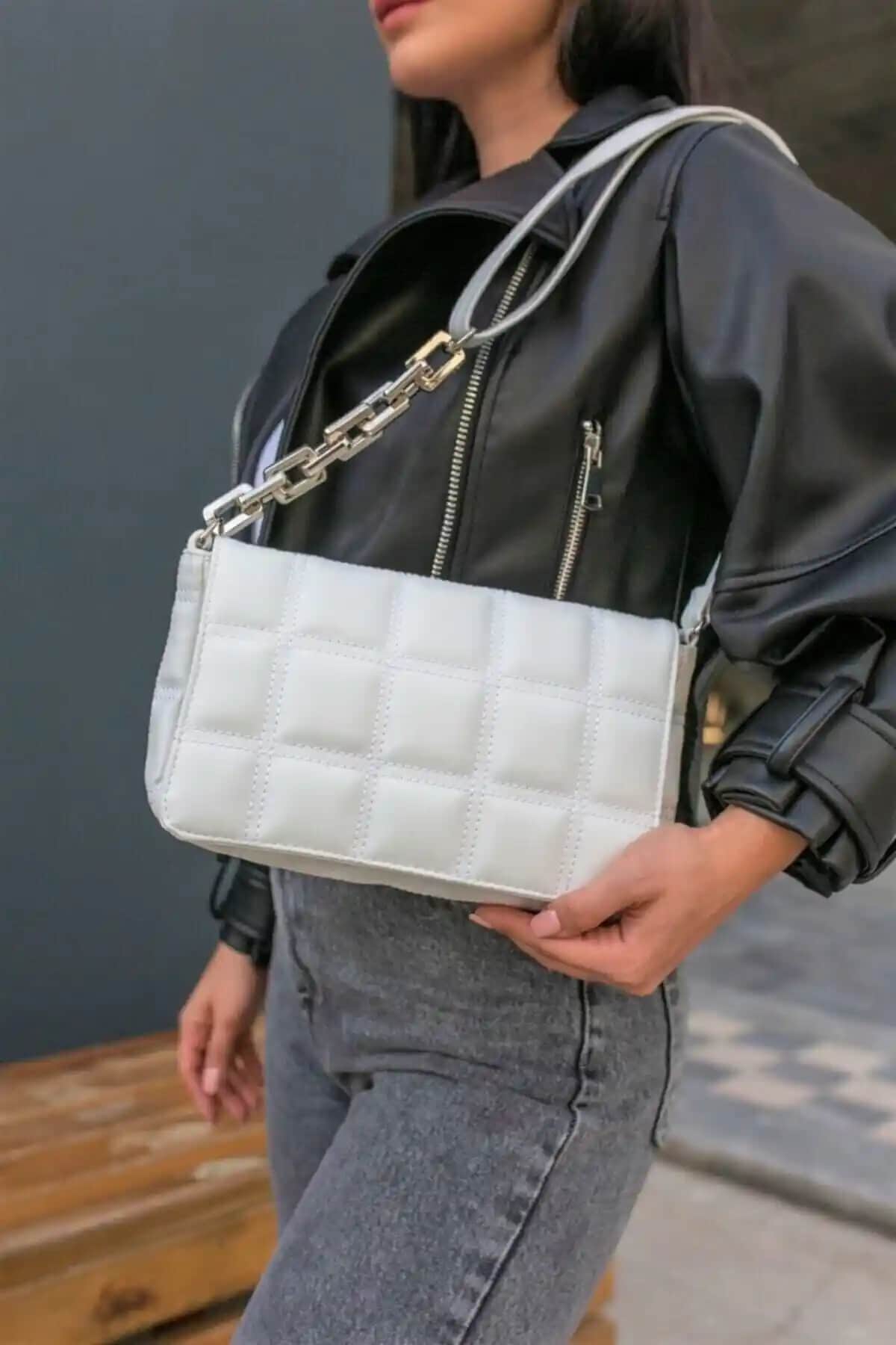 Bag&more Beyaz Kare Nakışlı Zincirli Askılı Çanta Şıklık ve Kullanışlılık Sunar