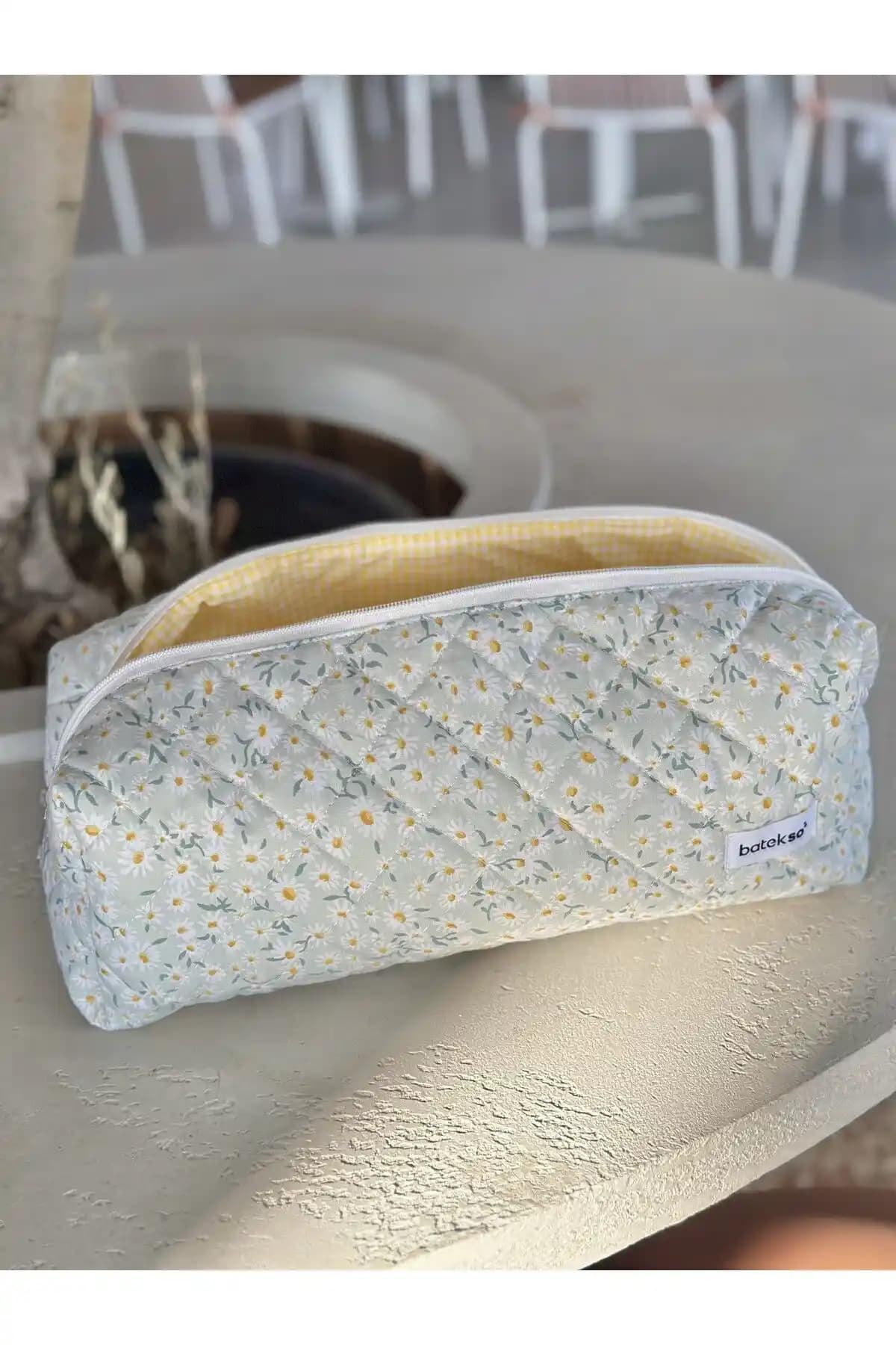 Batekso Beyaz Papatya Desenli Seyahat Çantası: Şıklık ve Fonksiyonellik Bir Arada