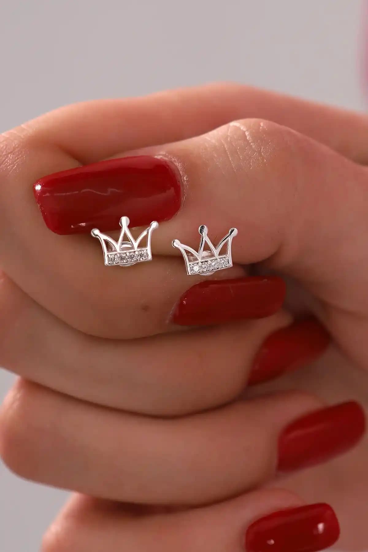 Bilsen Store Gümüş Zirkon Taşlı Minimal Küpe – Şık ve Dayanıklı Kadın Takıları