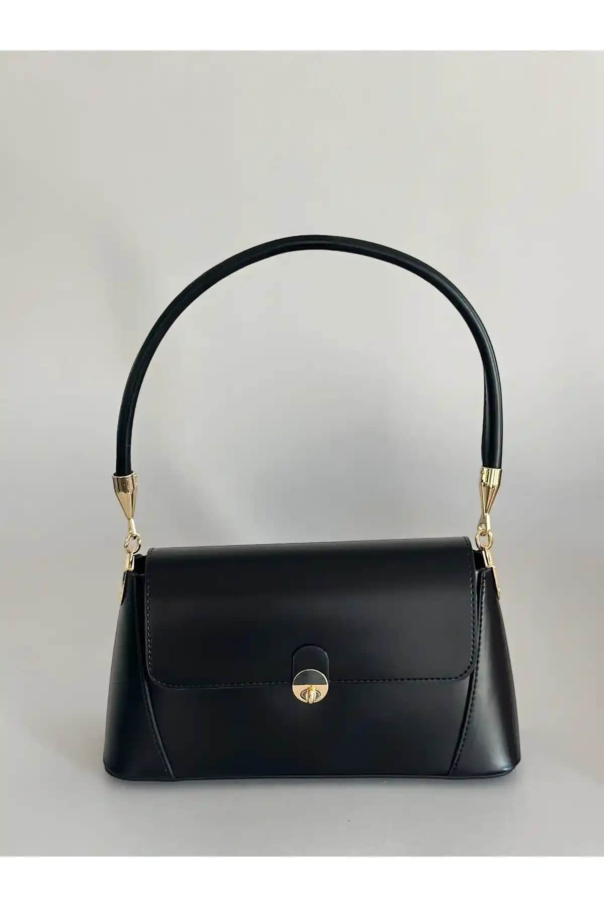 Boutiquehaki Caryle ve Shaka Siyah Çanta Karşılaştırması Günlük Kullanım İçin En İyi Seçenekler