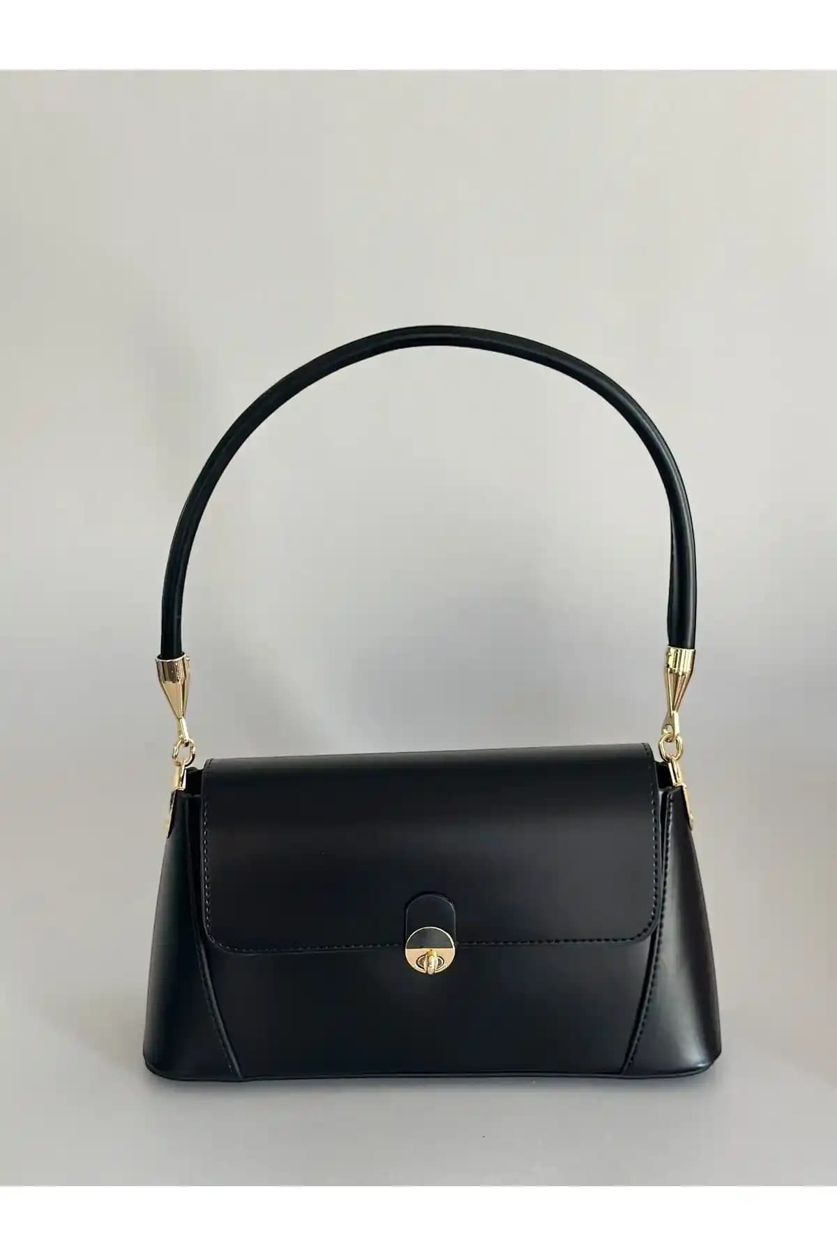 Boutiquehaki Caryle ve Shaka Siyah Çanta Karşılaştırması Günlük Kullanım İçin En İyi Seçenekler