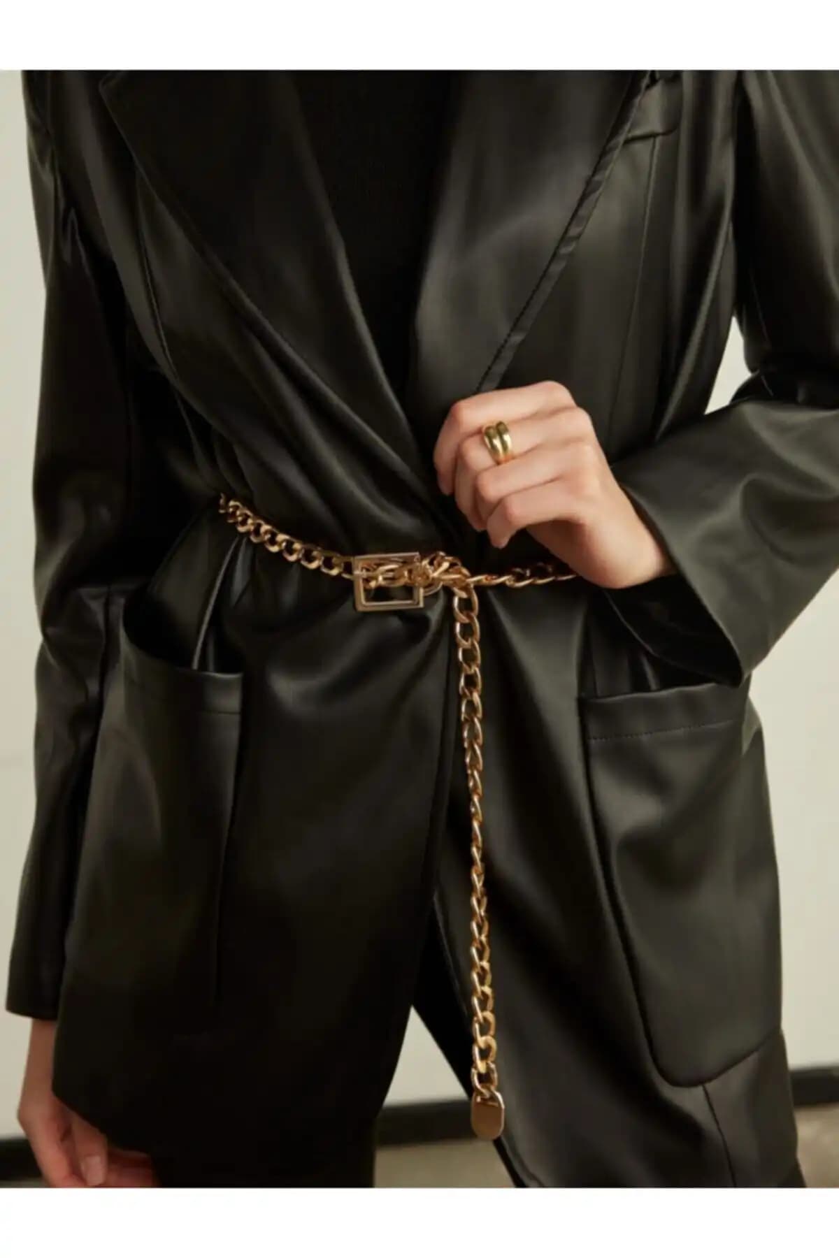 BRAND&BELT Zincirli Gold Renkli Kemer: Şıklık ve Zarafetin Modern Buluşması
