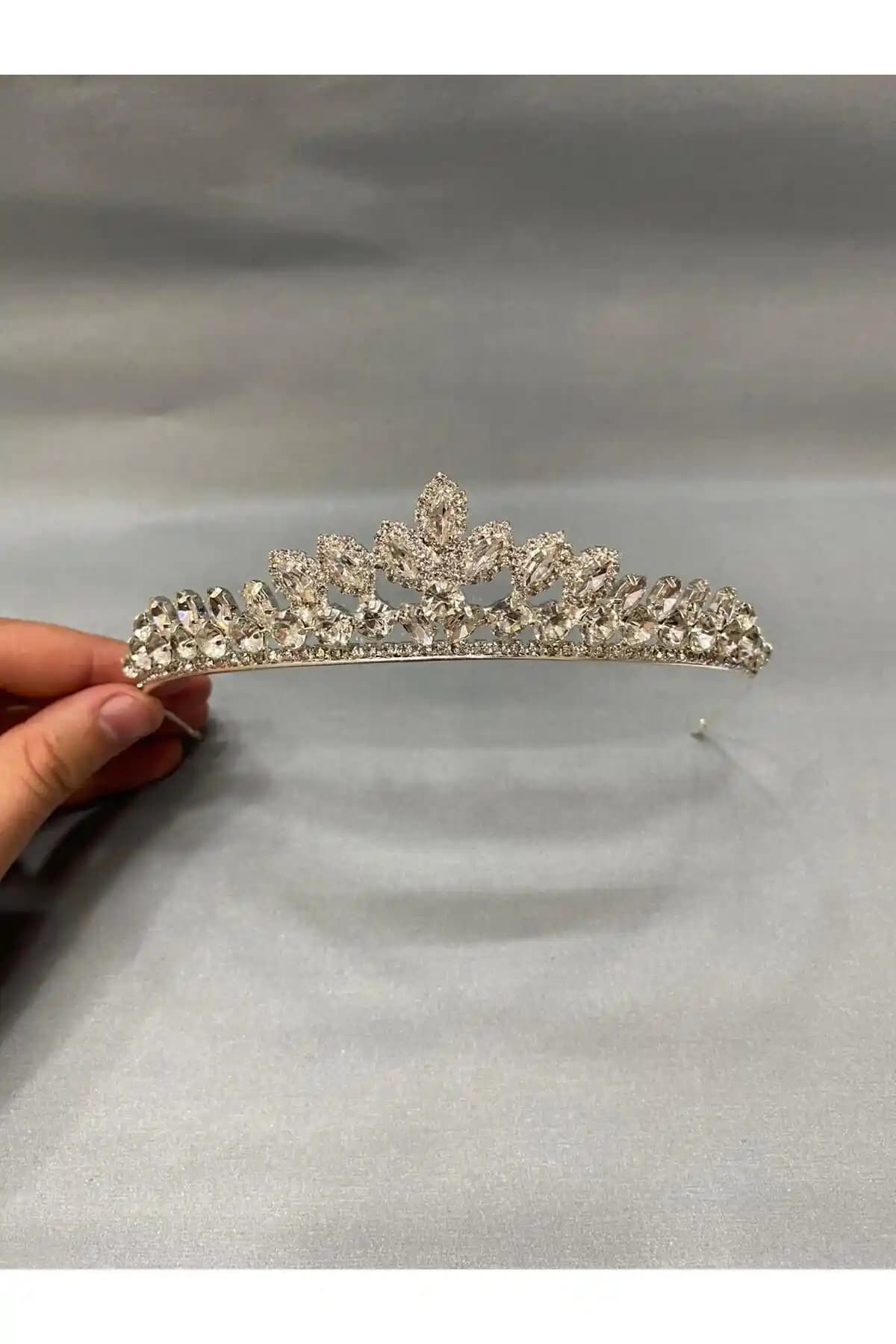 Buse Perla Beyaz Zirkon Taşlı İnce ve Zarif Gelin Tacı - Şık ve Konforlu Aksesuar