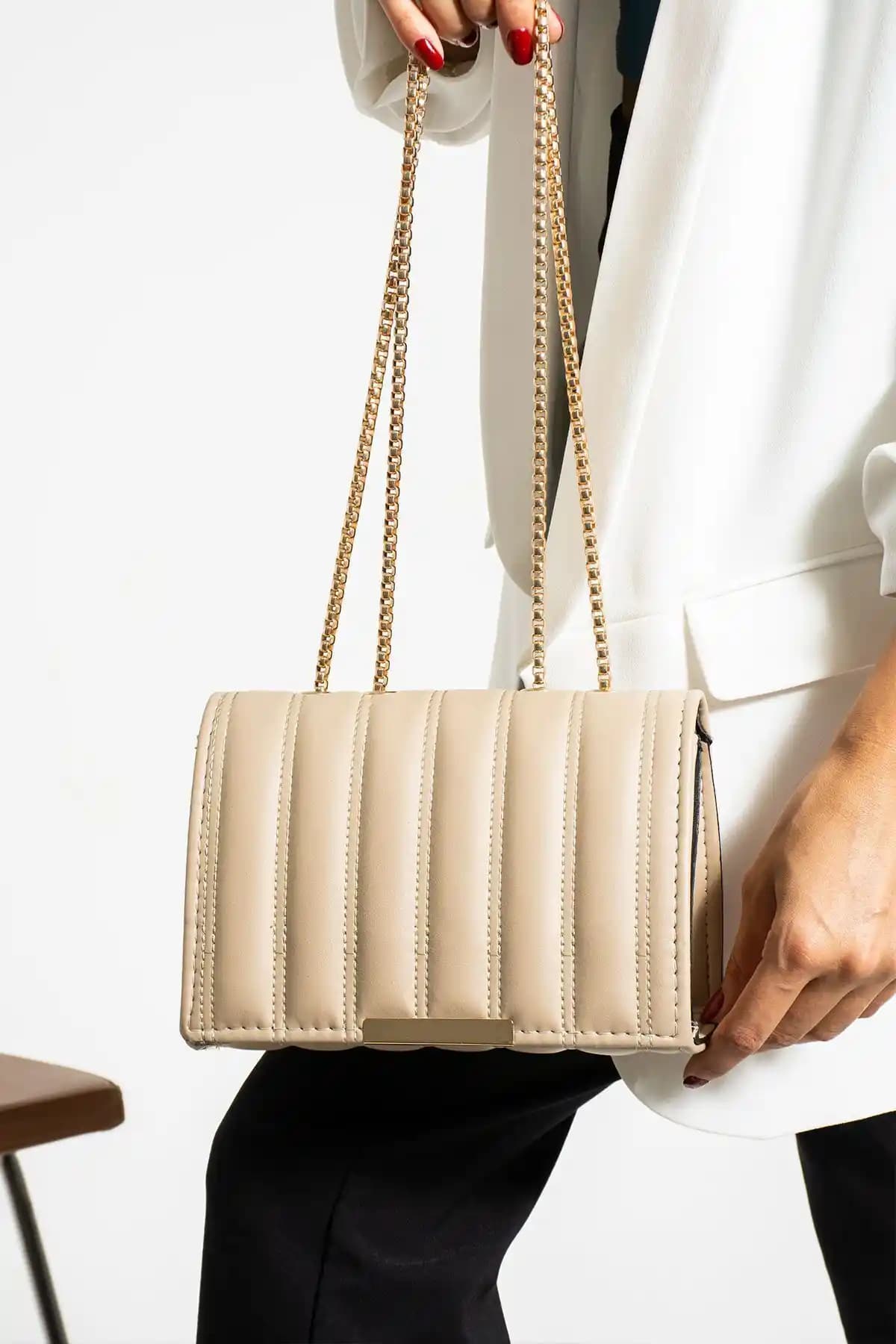 Butikbatii Zincir Askılı Mıknatıslı Omuz ve El Çantası - Şık ve Pratik Günlük Çanta Seçeneği