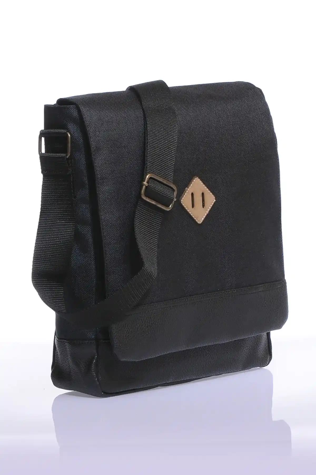 By Hakan Gk15 Postacı Dik Çapraz Çanta Siyah Günlük Kullanım İçin Şık ve Dayanıklı Tasarım