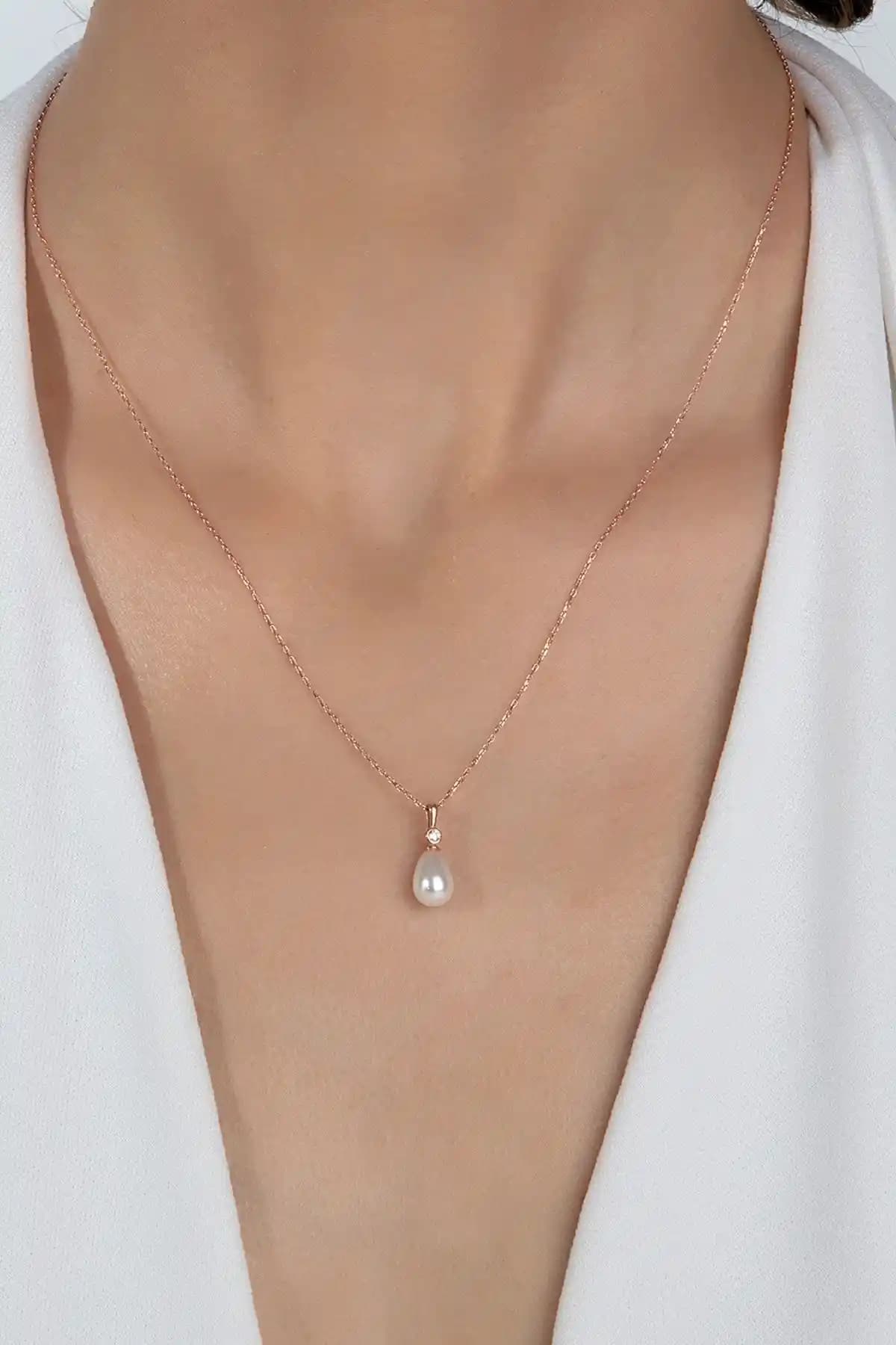 By More 925 Ayar Gümüş Beyaz Damla İnci Kolye: Zarif ve Şık Kadın Takısı Tanıtımı