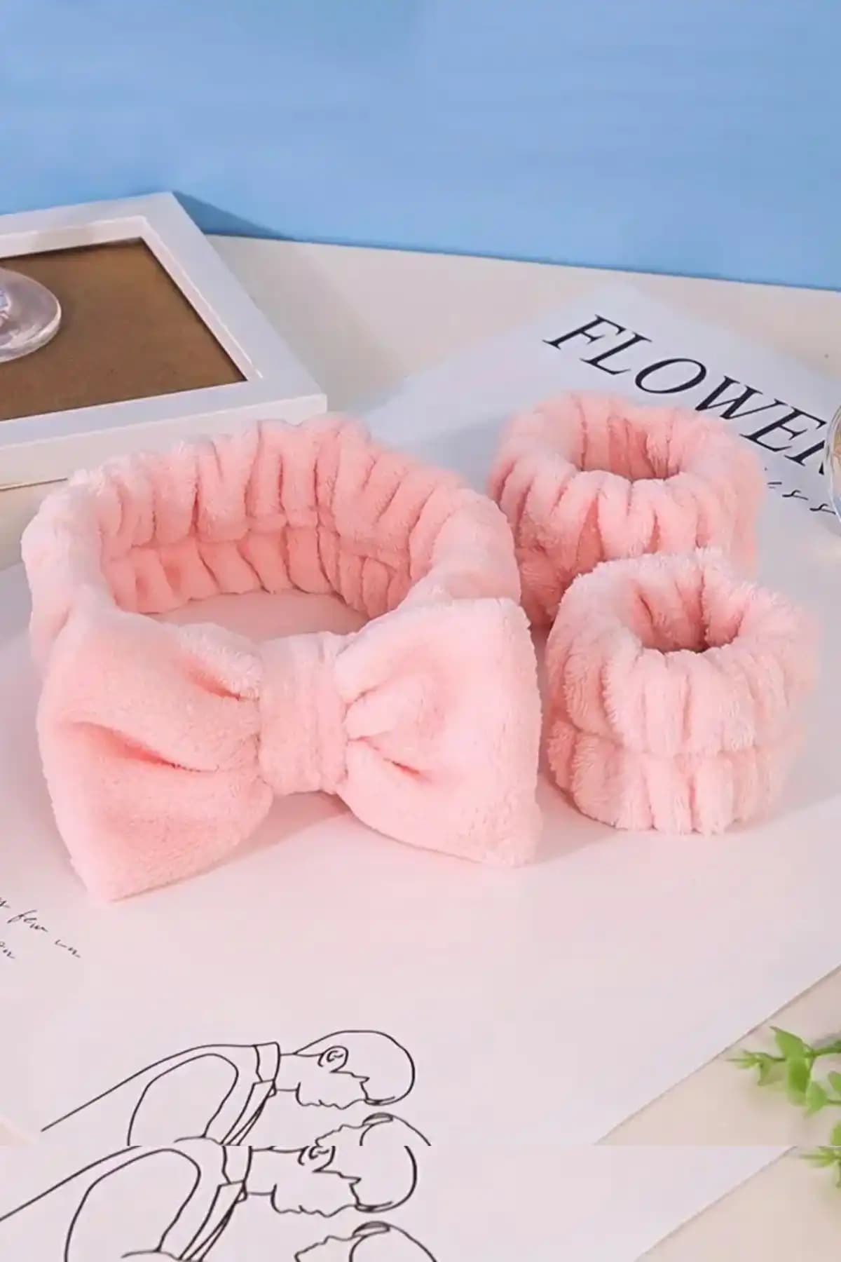 C&E Tasarım Peluş Pembe Bileklik ve Makyaj ile Banyo Bandı Seti Ürün Tanıtımı ve Özellikleri