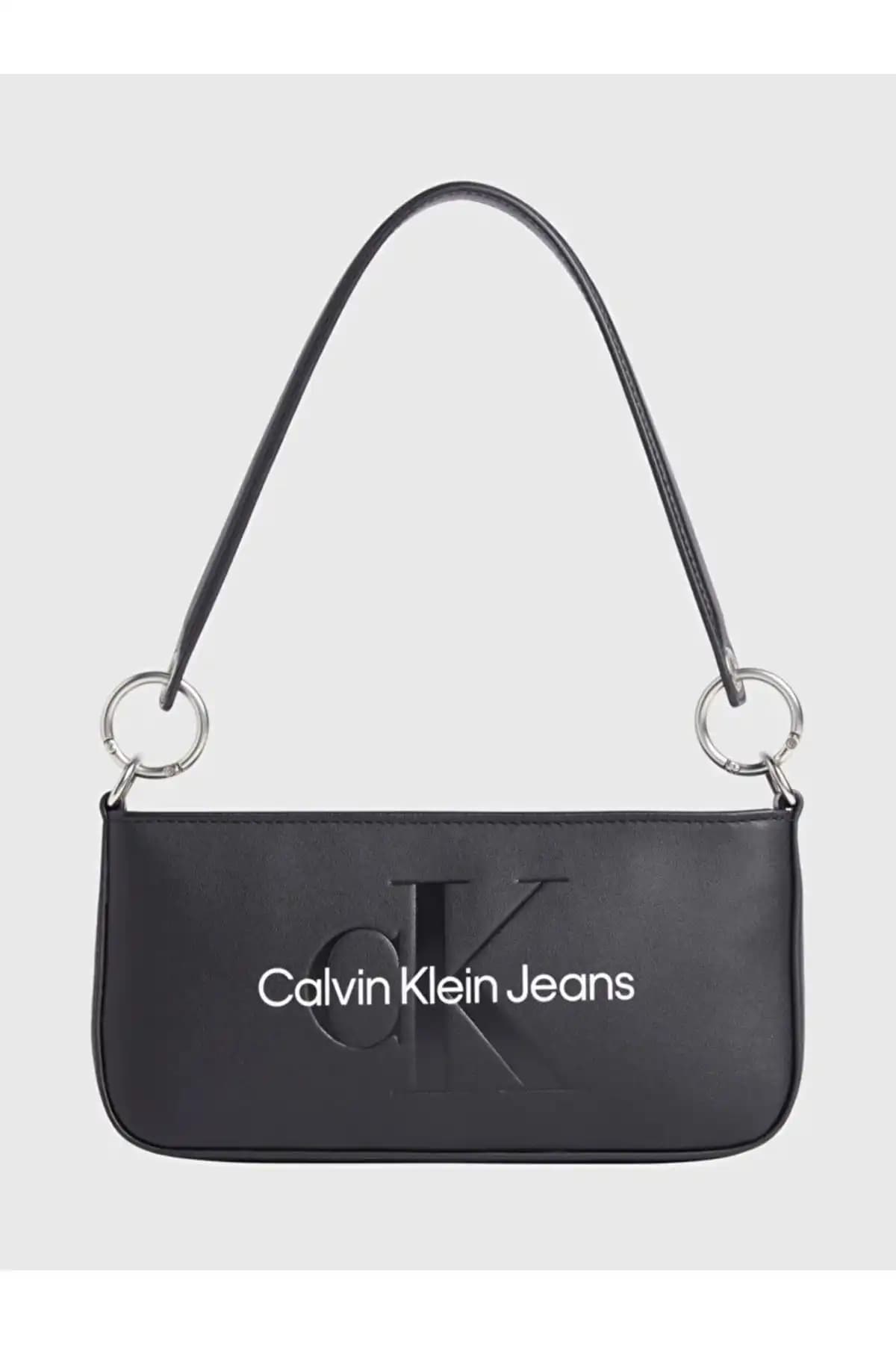 Calvin Klein Logolu Omuz Çantası: Şıklık ve Fonksiyonellik İçin Günlük Tercih