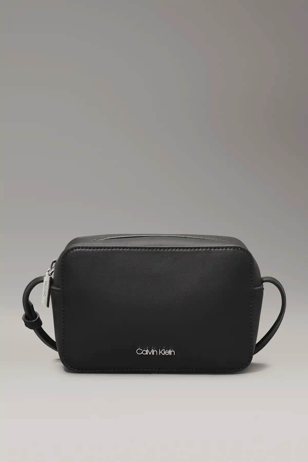 Calvin Klein Siyah Suni Deri Çapraz Askılı Omuz Çantası Günlük Şıklık ve Fonksiyonellik İçin