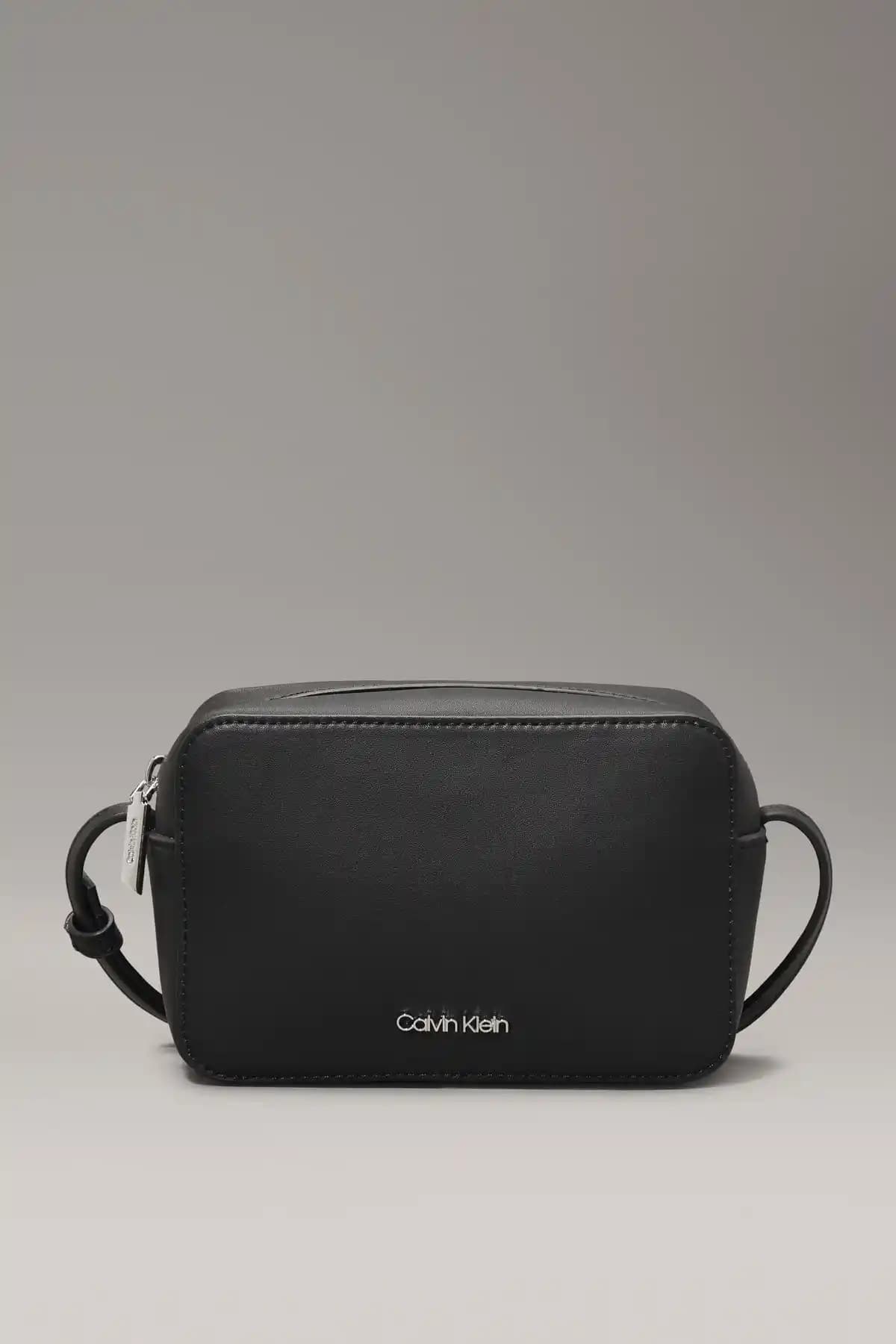 Calvin Klein ve Guess Noelle Çantalarının Detaylı Karşılaştırması