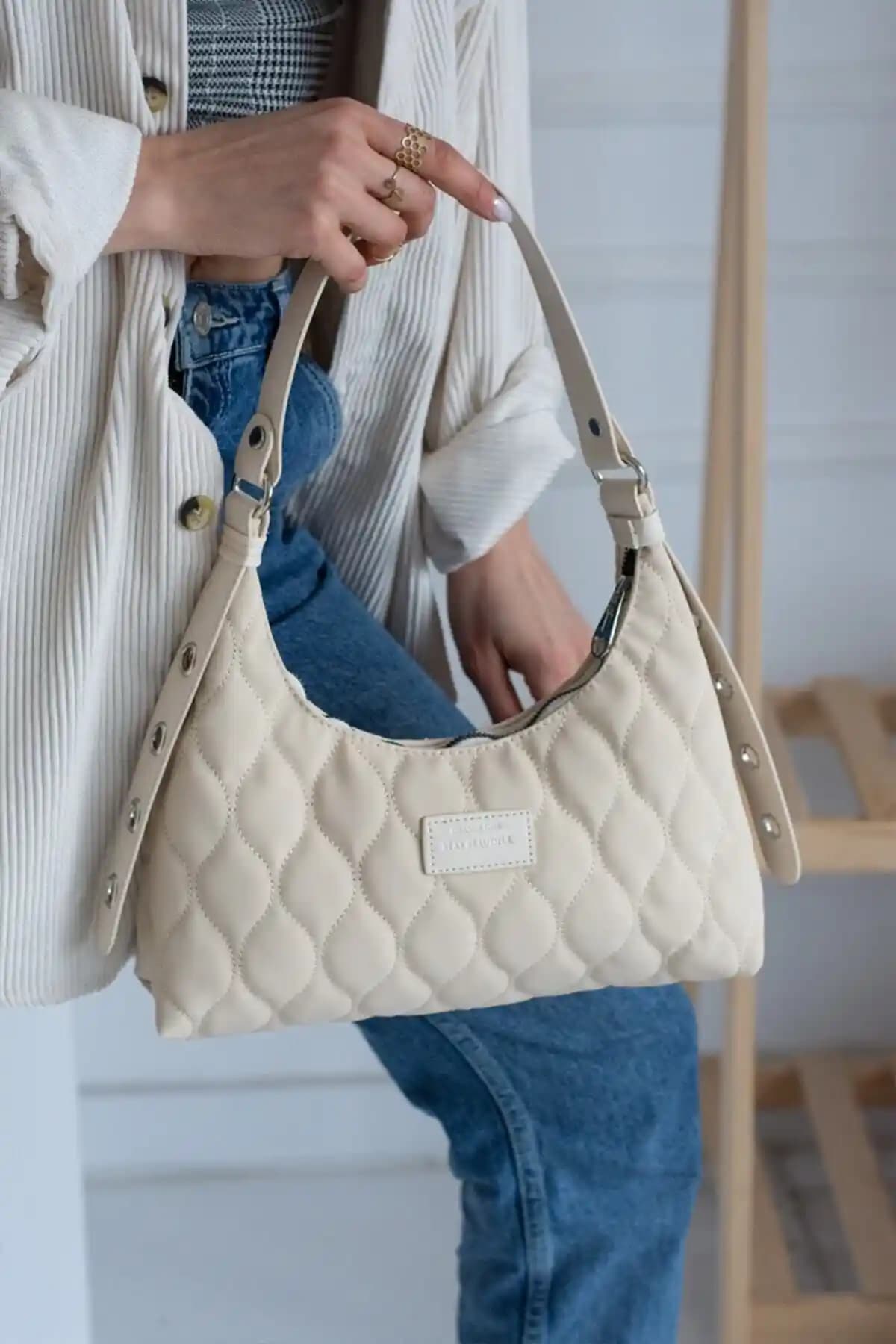 Cochines Kadın Krem Kapitone Desenli Baget El ve Omuz Çantası Ürün İncelemesi ve Özellikleri