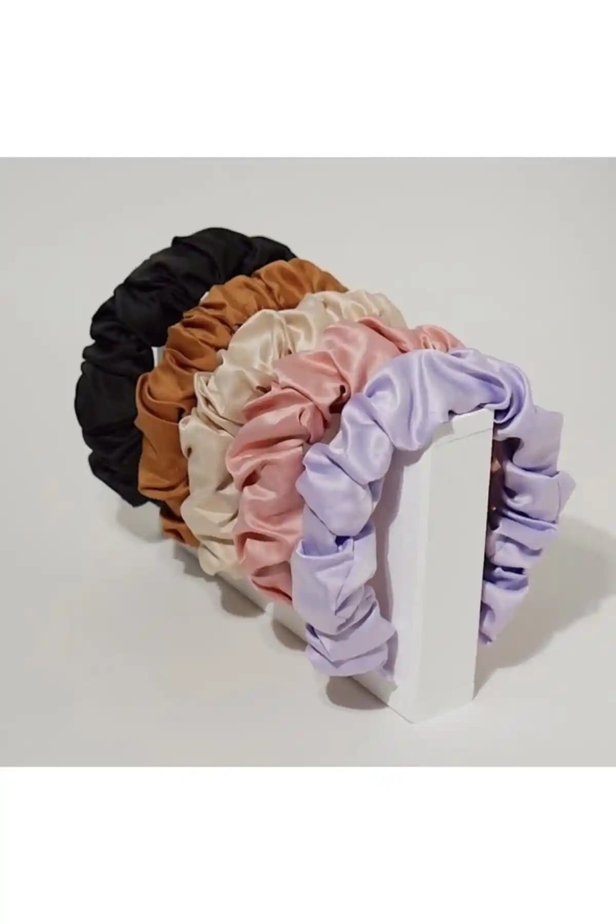 Çocuklar İçin Taç Setleri Karşılaştırması: Peluş ve Plastik Modellerin Özellikleri ve Kullanım İpuçları