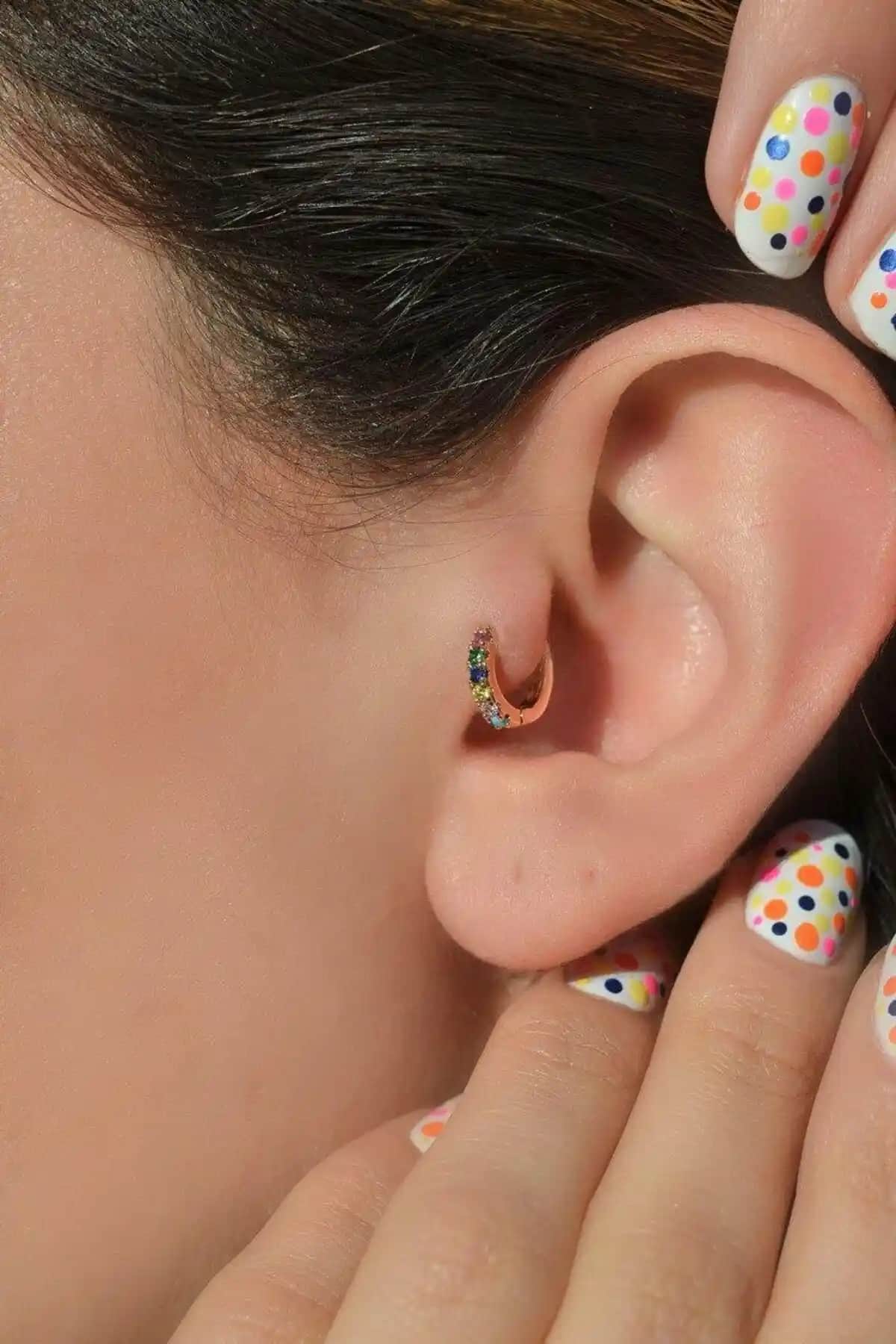 Çok Renkli Kulak Piercingleri: Estetik ve Dayanıklı Helix ve Tragus Küpeleri