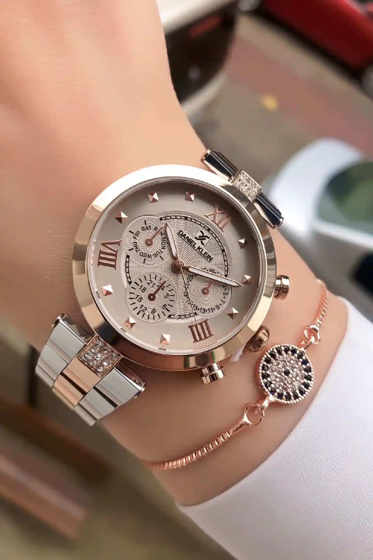 Daniel Klein Bayan Kol Saati: Şıklık ve Dayanıklılığı Bir Arada Sunan Modern Tasarım