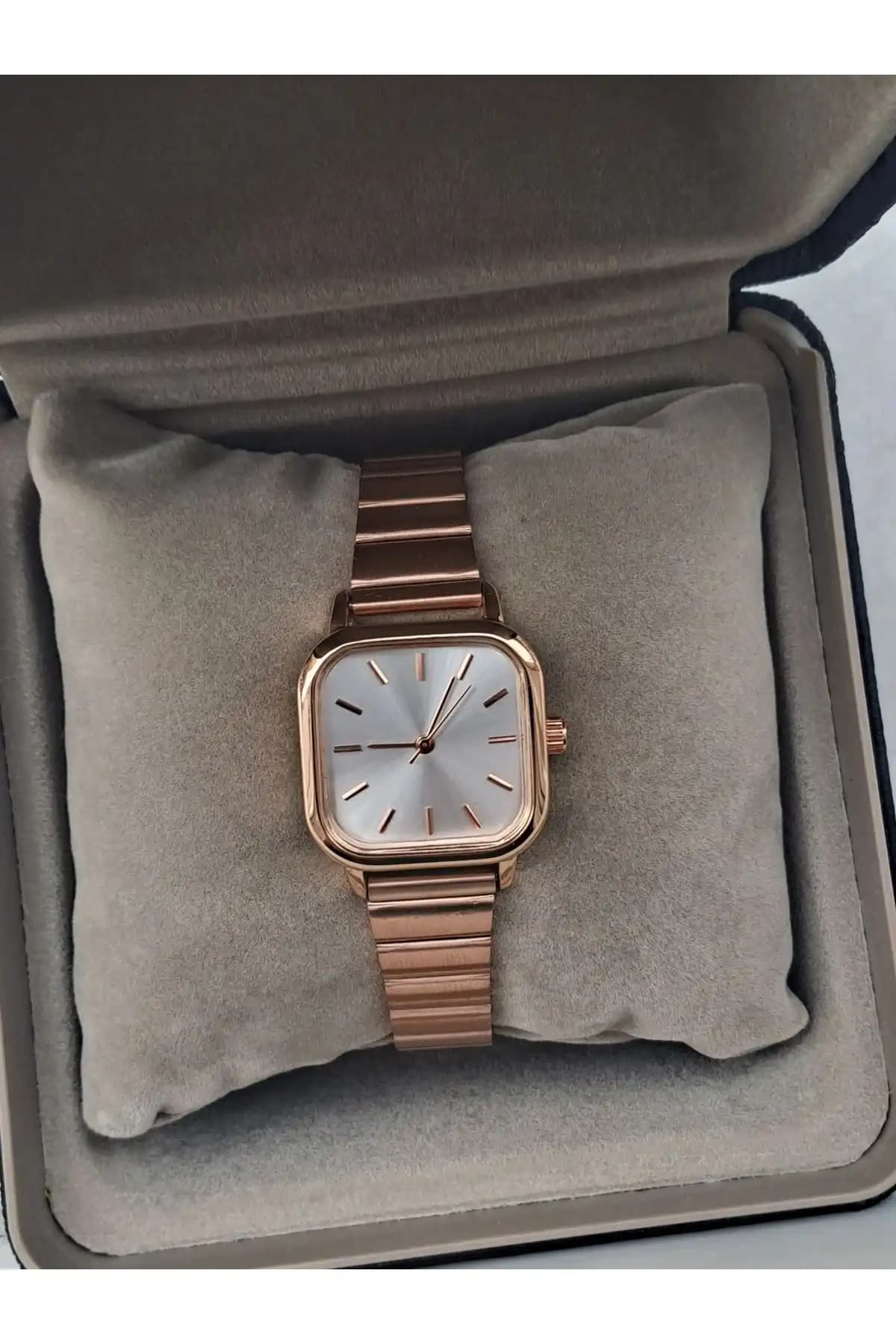 DARK BLANC Rose Gold Vintage Kadın Metal Klasik Saat Modeli Şıklık ve Dayanıklılık Sunar
