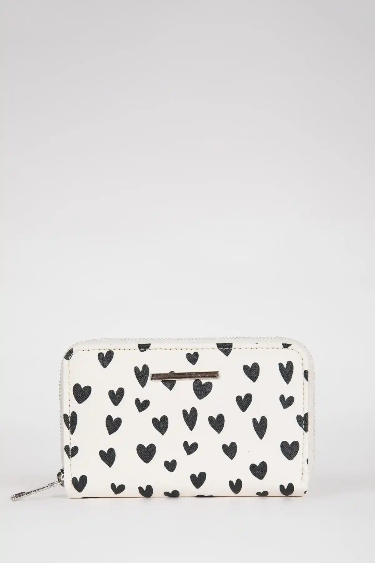 Defacto Kadın Cüzdanları Karşılaştırması: Kalp ve Kedi Desenli Modellerin Özellikleri