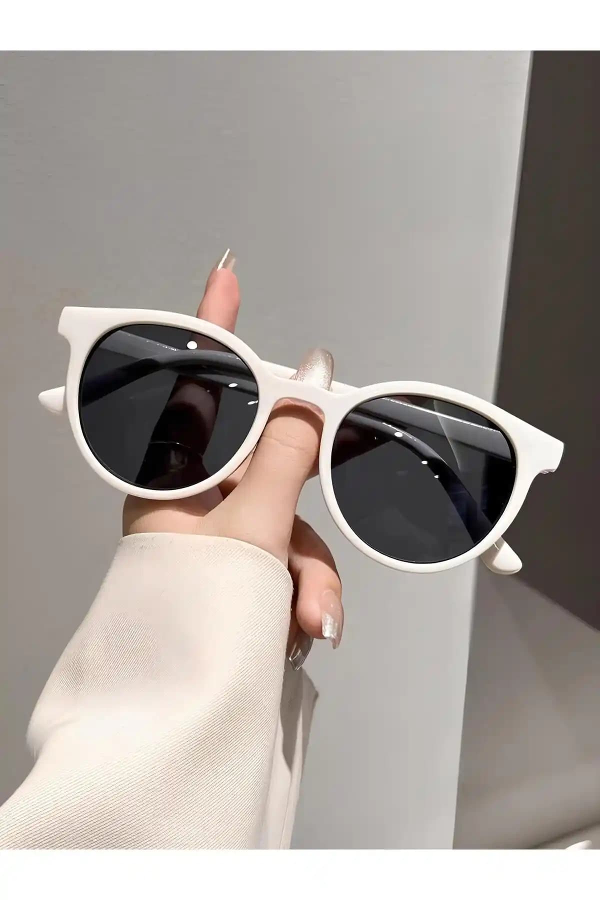 Della Pianto Unisex Vintage Güneş Gözlüğü Beyaz – Şık ve Koruyucu Yaz Aksesuarı