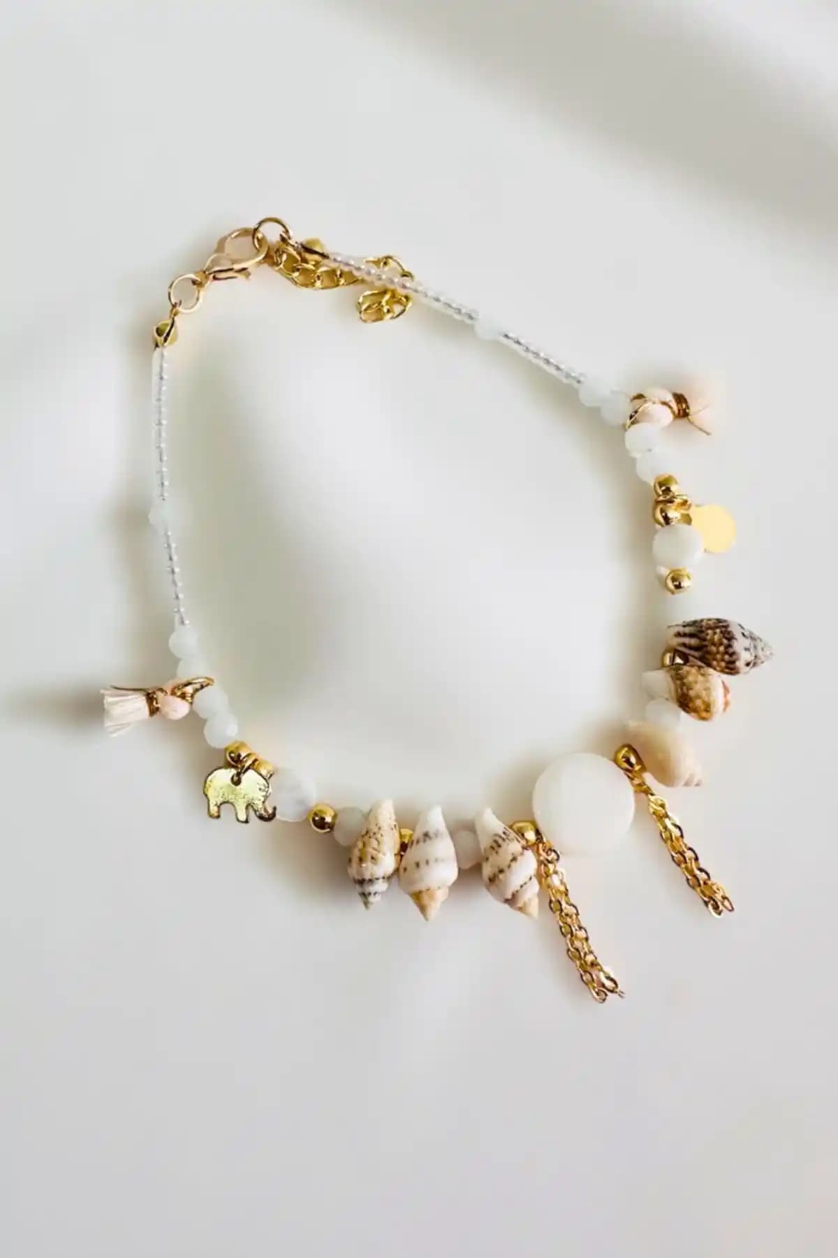 Deniz Kabuğu ve Bohem Bileklik Karşılaştırması: Hangi Takı Sizin İçin Uygun