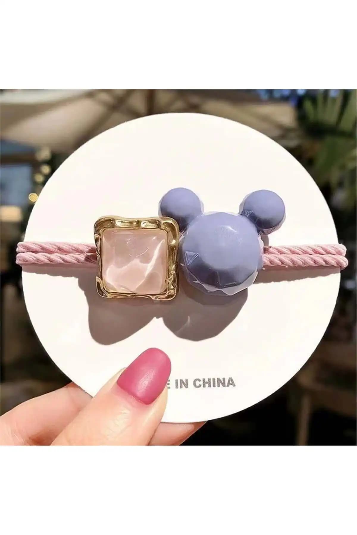 Disney'in ikonik karakteri Mickey Mouse ile şık ve dayanıklı taşlı lastik toka 6-10 yaş ve yetişkinler için uygun