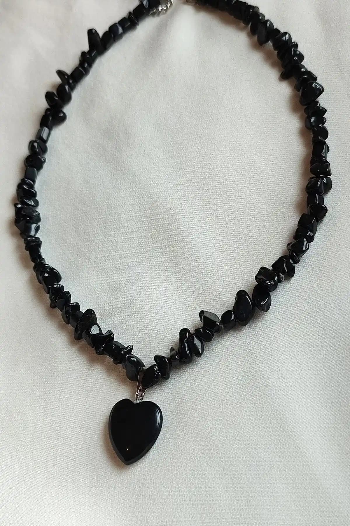 Doğal Taş Kolye Karşılaştırması: Oniks ve Ametist Modellerinin Özellikleri ve Kullanıcı Yorumları