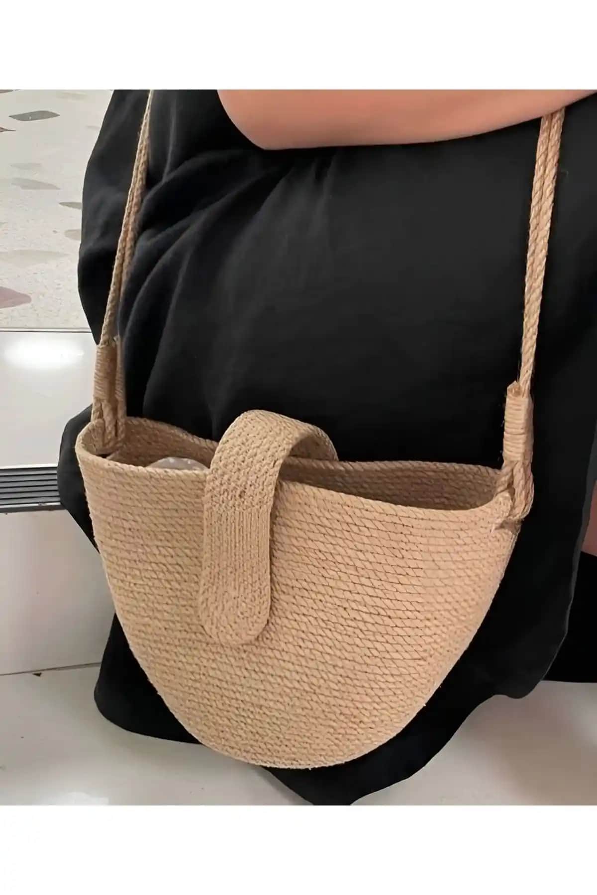 Doğal ve Sürdürülebilir Hasır Çanta Tasarımıyla Şıklığa Yeni Bir Soluk Katar