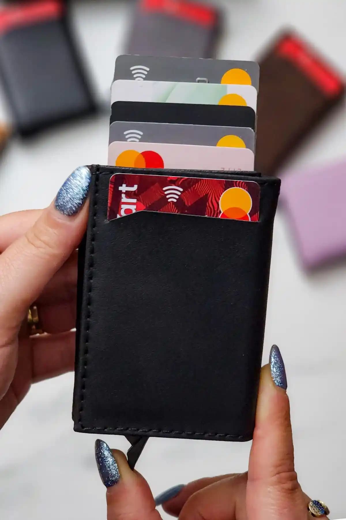 East Polo Club ve Tonny Black Cüzdanlarının Karşılaştırması: Malzeme, Tasarım ve Kullanım Özellikleri