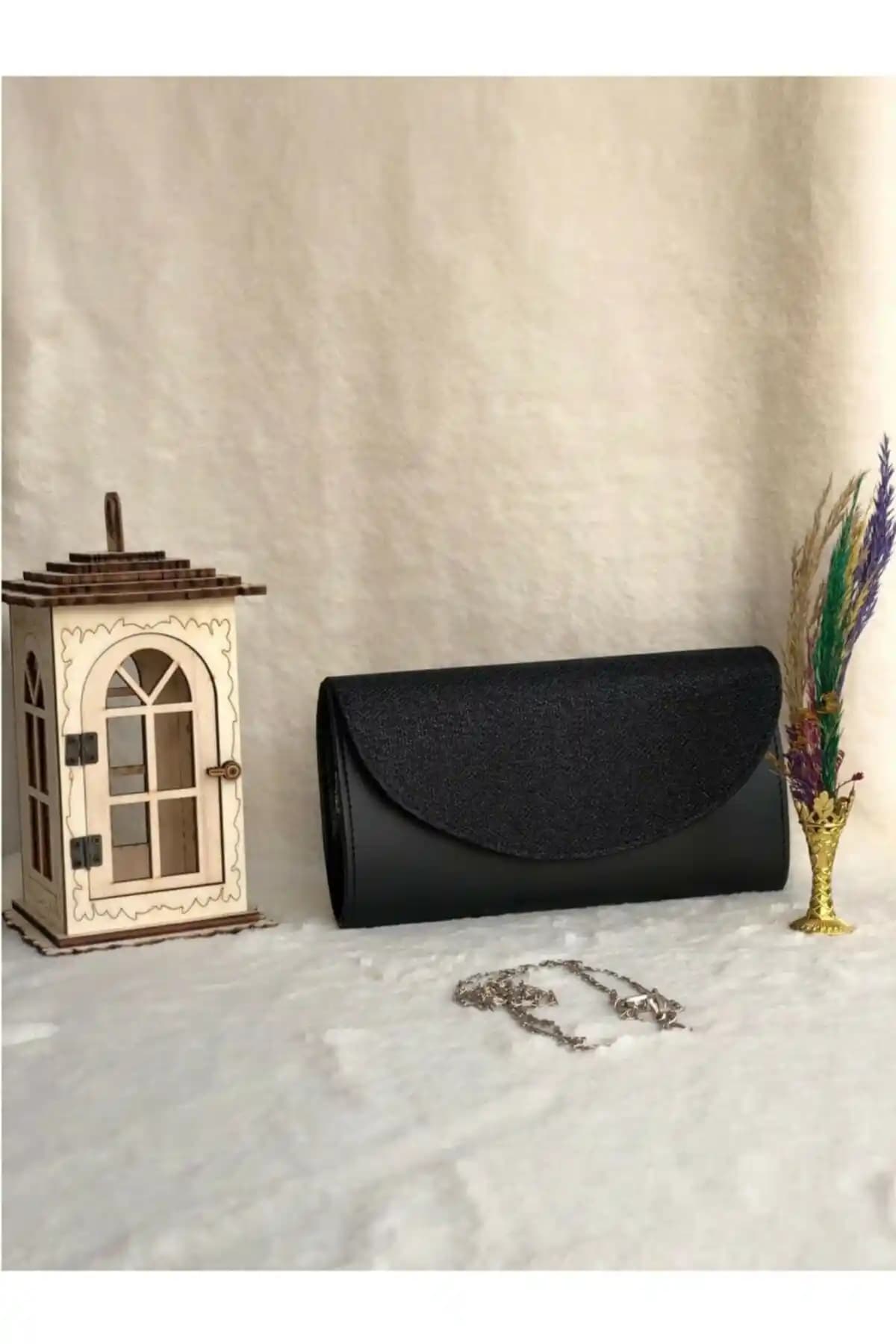 Efnan Store Siyah Abiye Portföy Çantası ile Nazart Zincirli Clutch Arasındaki Karşılaştırma