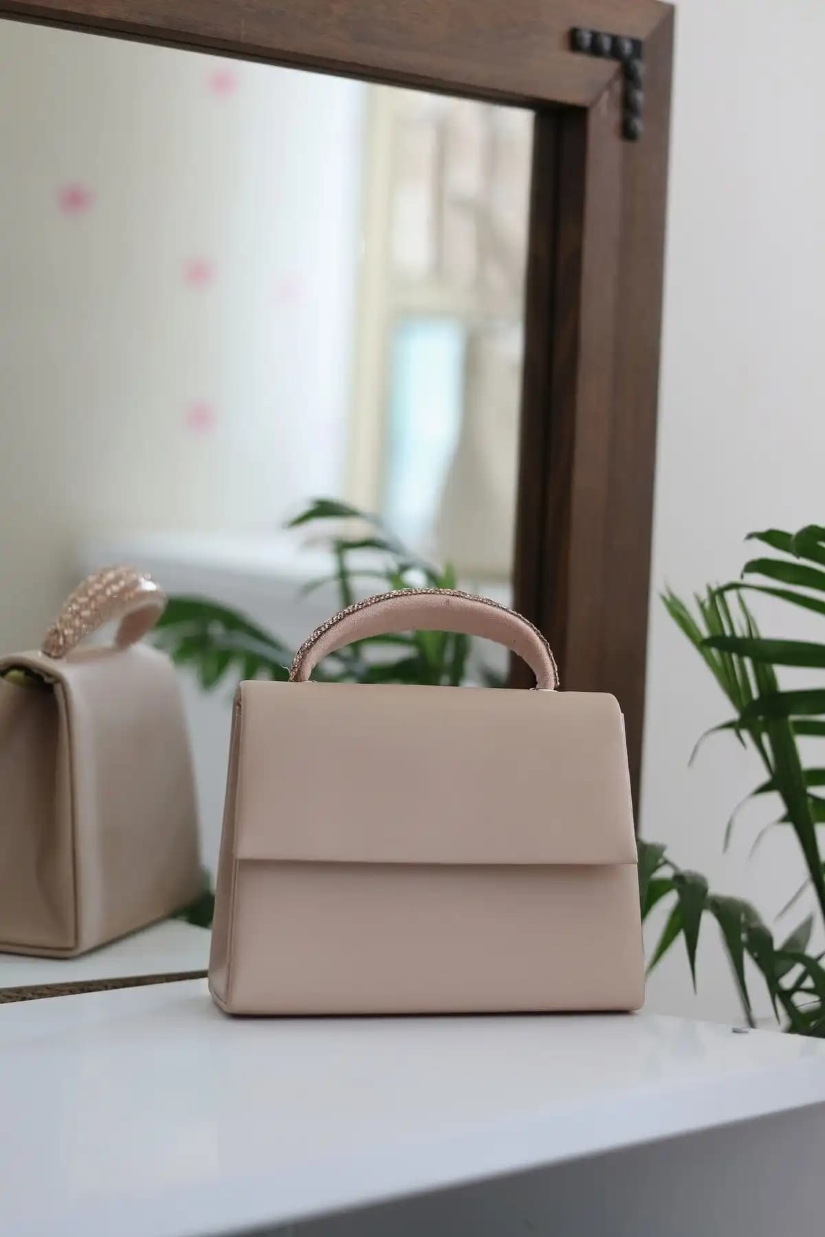 Efnan Store ve Moom Bag Kadın Abiye Çantaları Karşılaştırması ve Seçim Rehberi 2