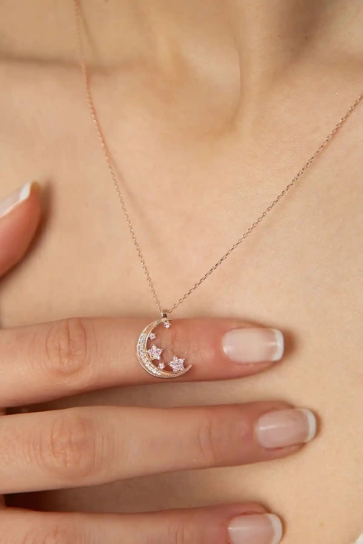 Elika Silver Kadın Kolye Karşılaştırması: Taşlı Ay Yıldız ve Gezegen Modelleri