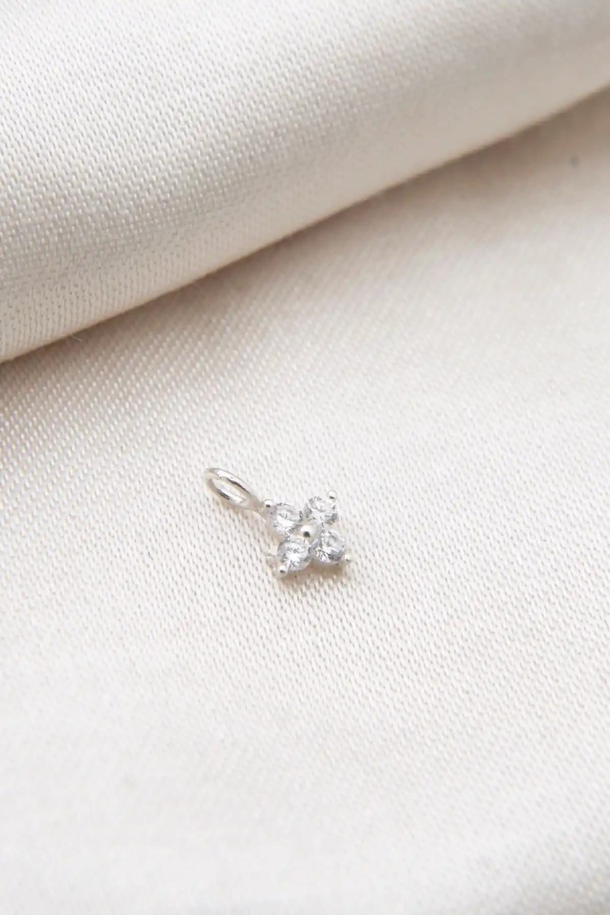 Elika Silver Kadın Minimal Çiçek Model 925 Ayar Gümüş Kolye Ucu Zarif ve Modern Tasarım