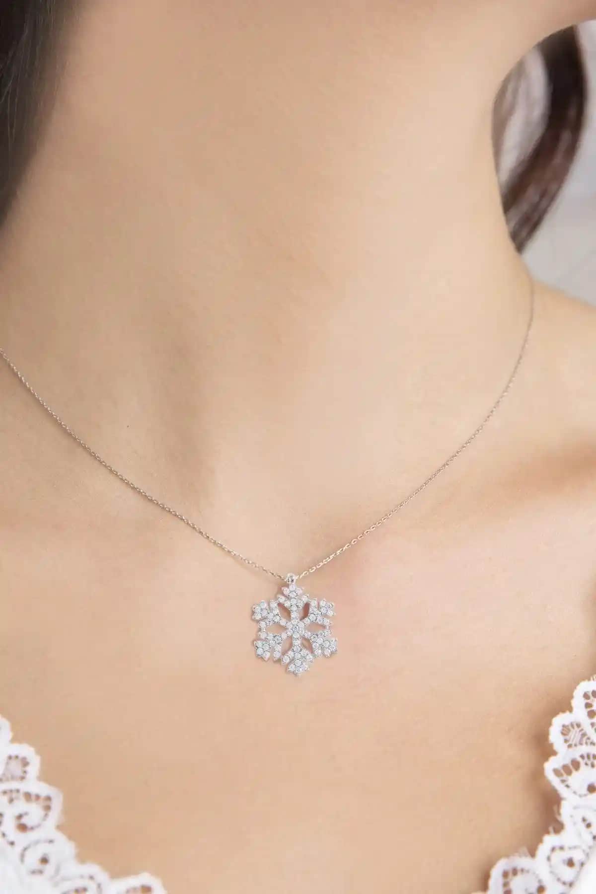 Elika Silver Kar Tanesi Model 925 Ayar Gümüş Kolye Doğal Taşlı Zarif Tasarım